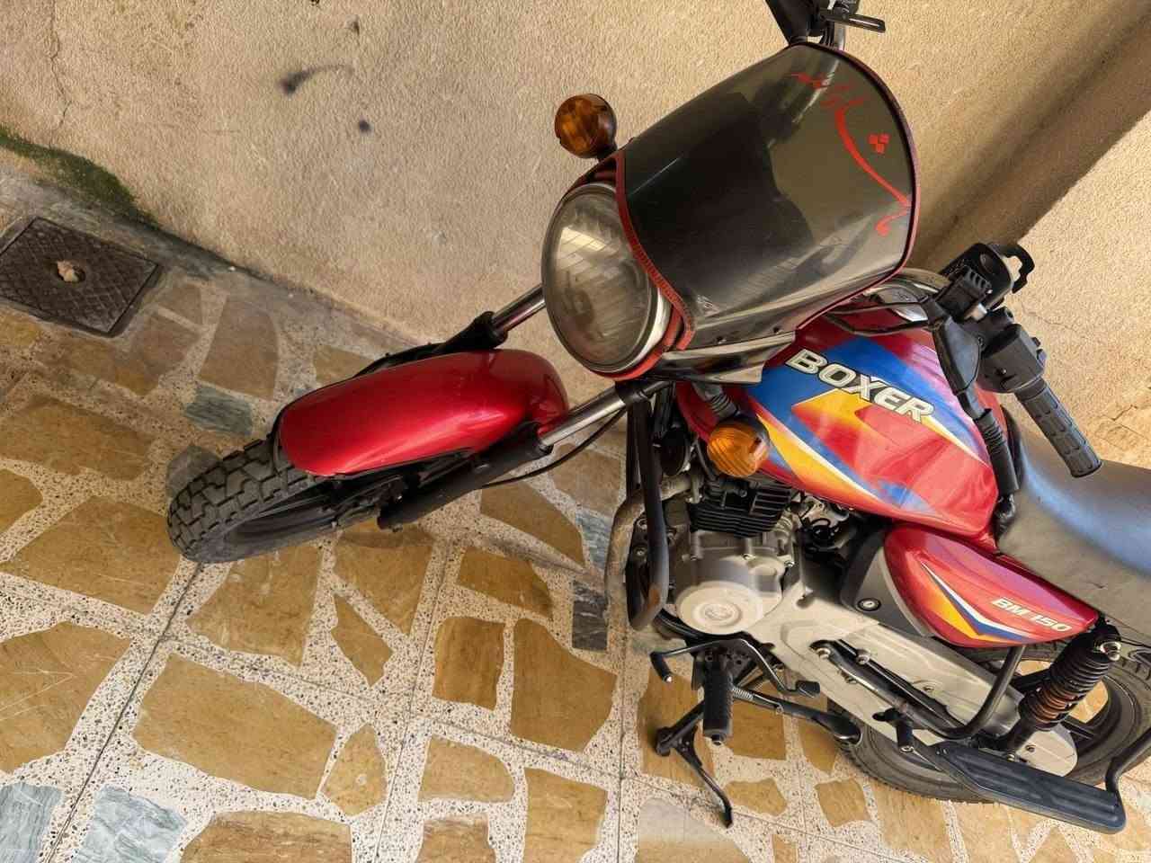 سلام عليكم ماطور بوكسر
موديل 21 ماطور ناعم وحلو 
مابي اي نقص شغل وتمشي 
رقم وسنويه جاهزه 
الماطور عليه غرامات 600اكثر او اقل هيج شي 
الماطور بسم شركه 
850وبي مجال قليل 
مو تجي تكلي يصير ب 600
اترجاك ماتعرف بيهم لا تكسر بحلال ولا تعلق 
*********** اربيل يم محطه اكار شارع 100
