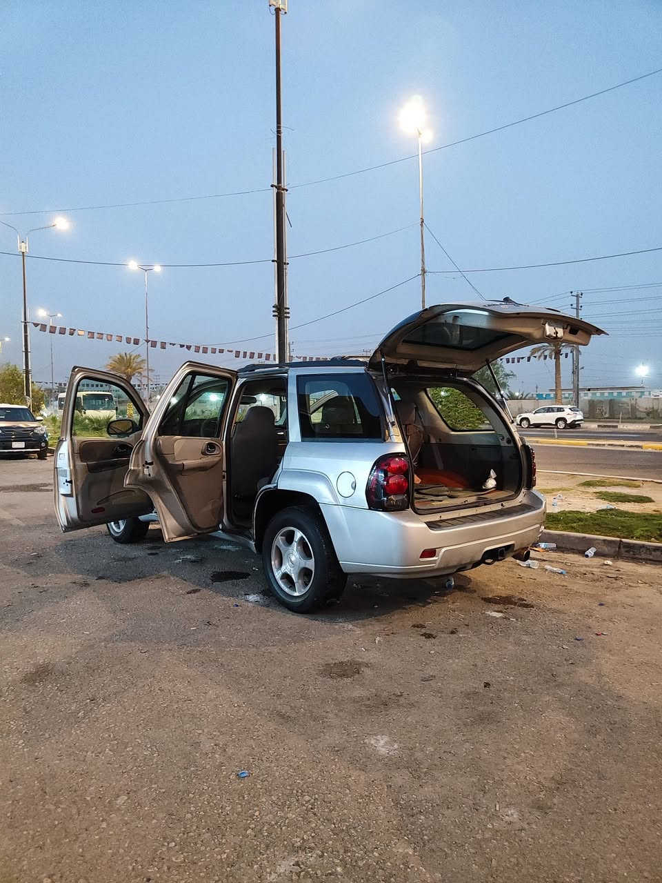 بلايزر مواصفات LT رقم اربيل تريد وكالة تريد تحويل 
جاهزه السياره من كلشي كير مكينه تبريد كهربائيات شغاله كلها 
السياره مابيها صبغ بيها بارد اماكن بسيطة تو ويل بلادي 
السعر 88 وبيها مجال 
***********
