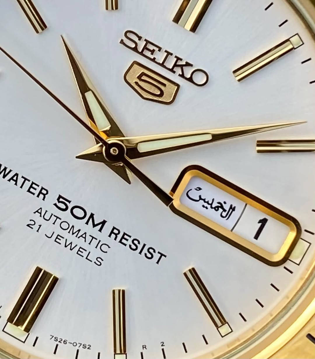 Seiko 5 Stainless Steel White Dial 21 Jewels Automatic SNKE04J1 Unisex Watch 50M

#سيكو 5 ياباني آصلي وكالة انتاج مقطوع  

▪️رقم الموديل  SNKE04K1
▪️اوتو ماتك 21حجر
▪️ارقام وعقارب مضيئة 
▪️كامل المرفقات جديد لم يستخدم 
▪️نافذه عرض التاريخ والأيام عربي 
▪️مقاومة الماء حتى 50 متر 
▪️يوجد توصيل 🚚 

متوفر اكثر من 300 ساعه
خدمة صيانة الساعات الاصليه فقط 
📍البصره ناحية المصطفى قرب جامع النور 
لطفى للجاد في الشراء فقط 
الاستفسار او واتساب
***********

نص مكتوب في الصور:
- اقتصاص