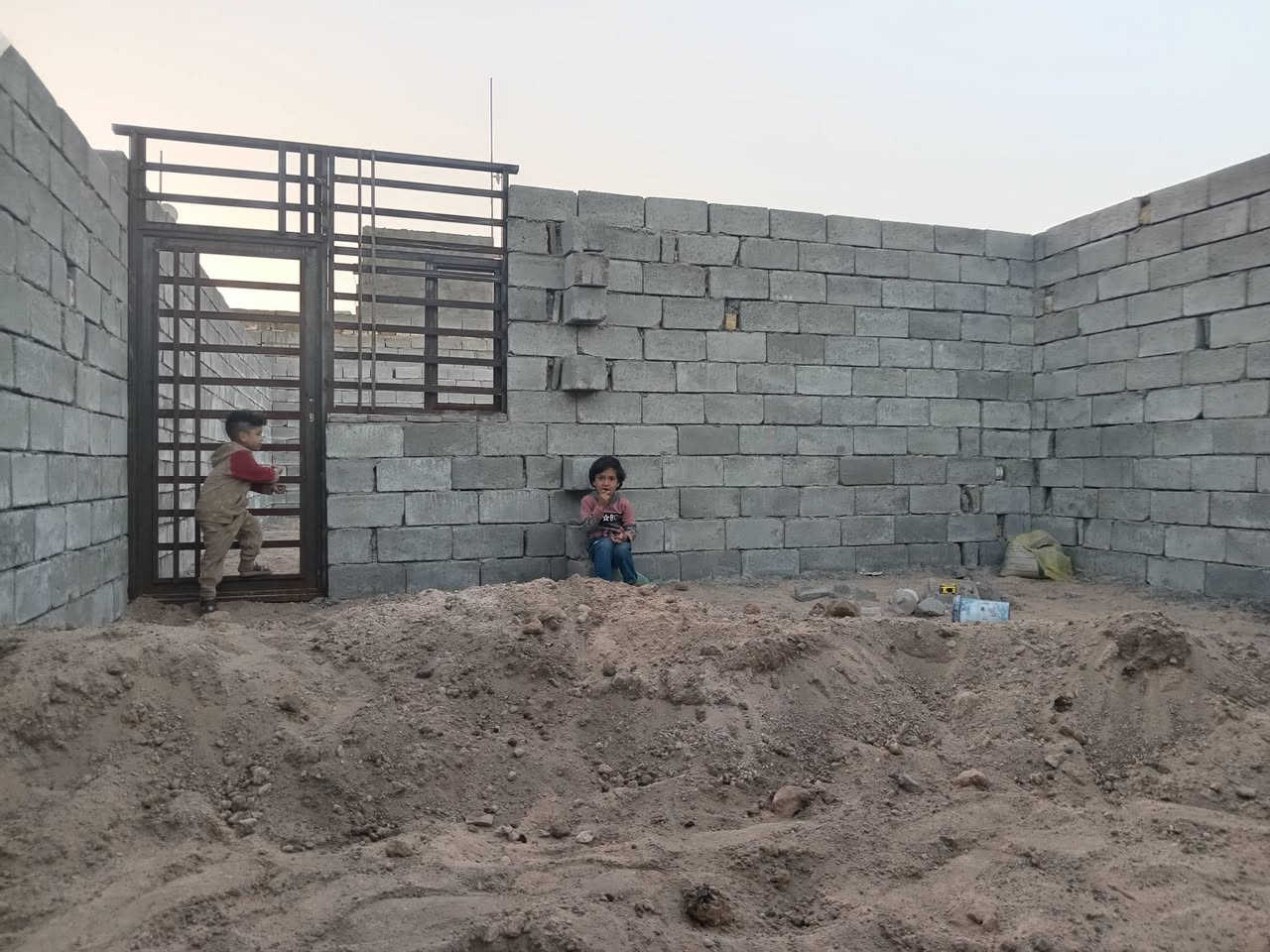 يا الله بيت 100متر للبيع هيكل نجف خلف جامع الخزاعل غرفه وصاله ومطبخ وصحيات وسبتتنك كامله حديده كامل بيبان البيت كامله ساحب وطني بي طابوك بس اتذب شيلمان وتعكد  كافت الخدمات بي ماء كهرباء السعر 12مليون وبي مجال للتواصل ***********@الجميع
