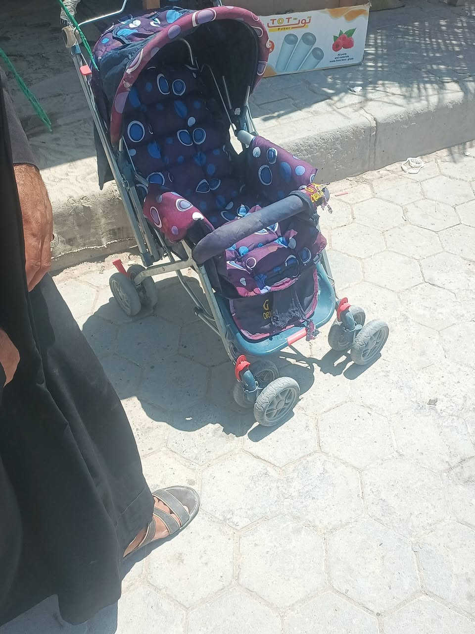 عربانه طفل لبيع وشراي يجي خاص او يتصل على الرقم ***********
