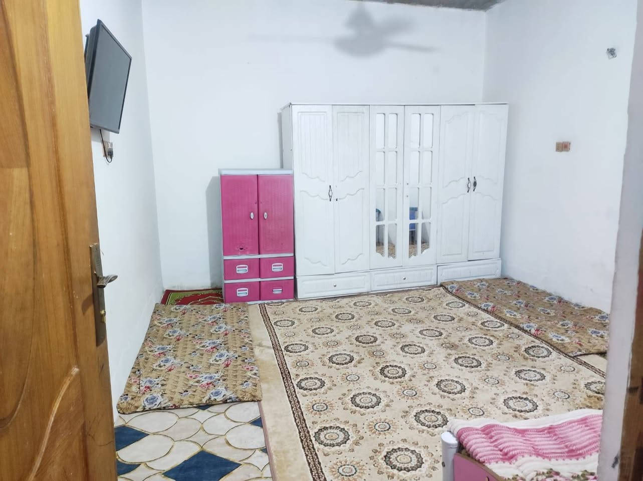 السلام عليكم بيت للبيع 100متر بلوك الشعله الدوانم ورا السجه شارع أبودراج كامله خدمات السعر 65 وابيه مجال الاستفسار ع الرقم ***********
