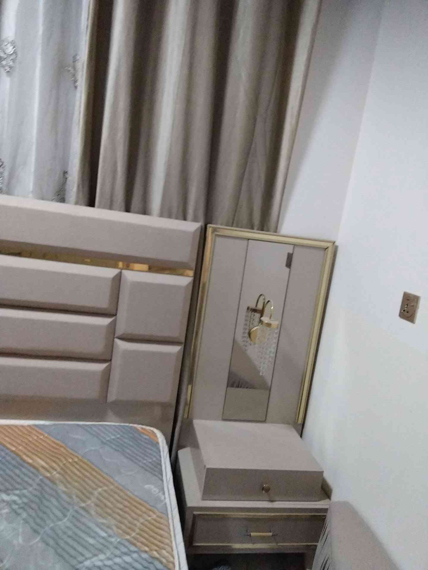 للبيع  غرفه 11 قطعه جديده بمعنى الكلمه ممستخدمه سعرها جوه سوك مليون ونص وياها دوشك ضغط الاصلي هديه 

*********** فقط واتساب 

*********** اتصال
