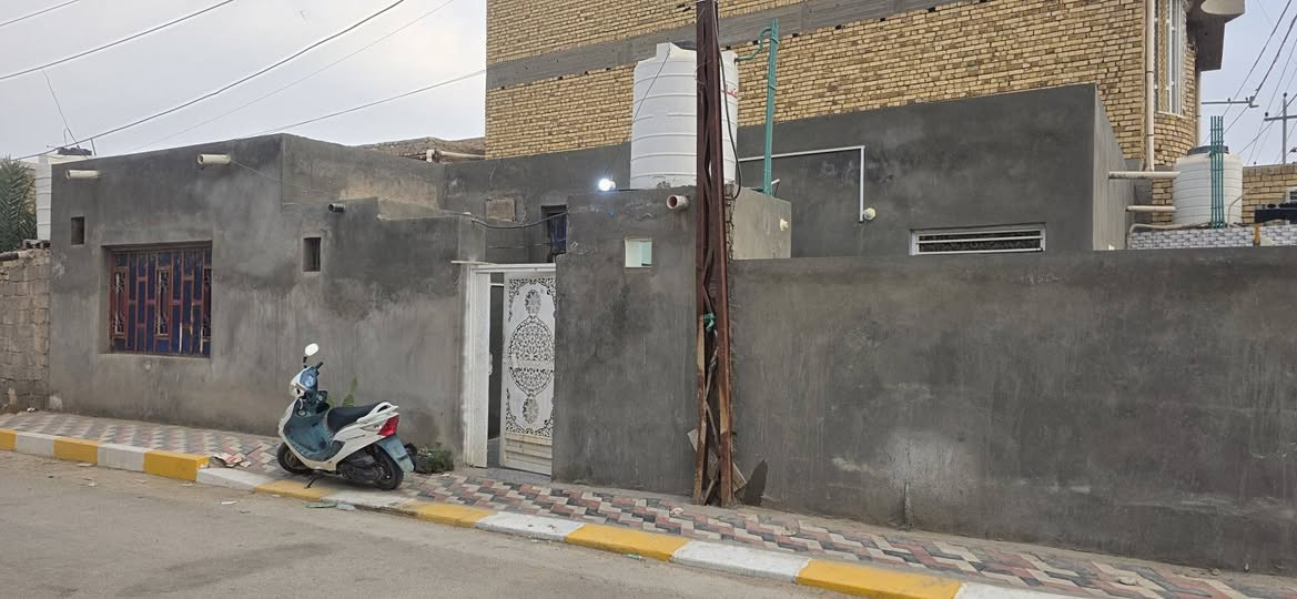 بيت ركن للبيع منطقه شوملي شارع زكي الخياط بضهر مدرسه النرجس
مساحه البيت واقع حال 140  طابو  108

