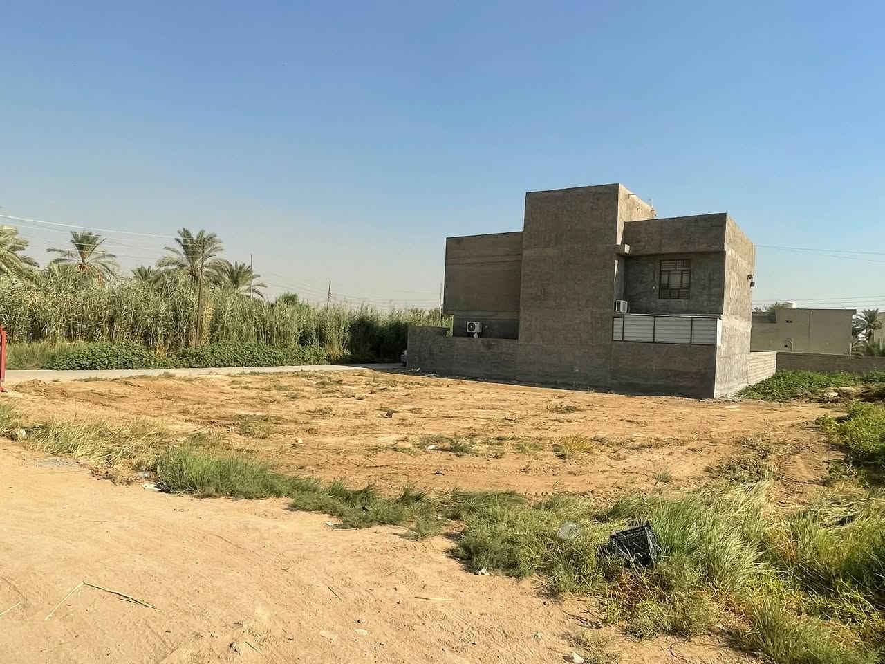 السلام عليكم
قطعة ارض مساحة ٤٢٥ متر ركن 
واجهة ١٧ متر نزال ٢٥
جنس العقار زراعي سند ٢٥ 
تبليط مجاري كدامها بزل 
ماء اساله كهرباء 
كل الخدمات متوفرة 
عنوانها الجعارة حي المنتظر 
ركن على البزل الثاني
***********
