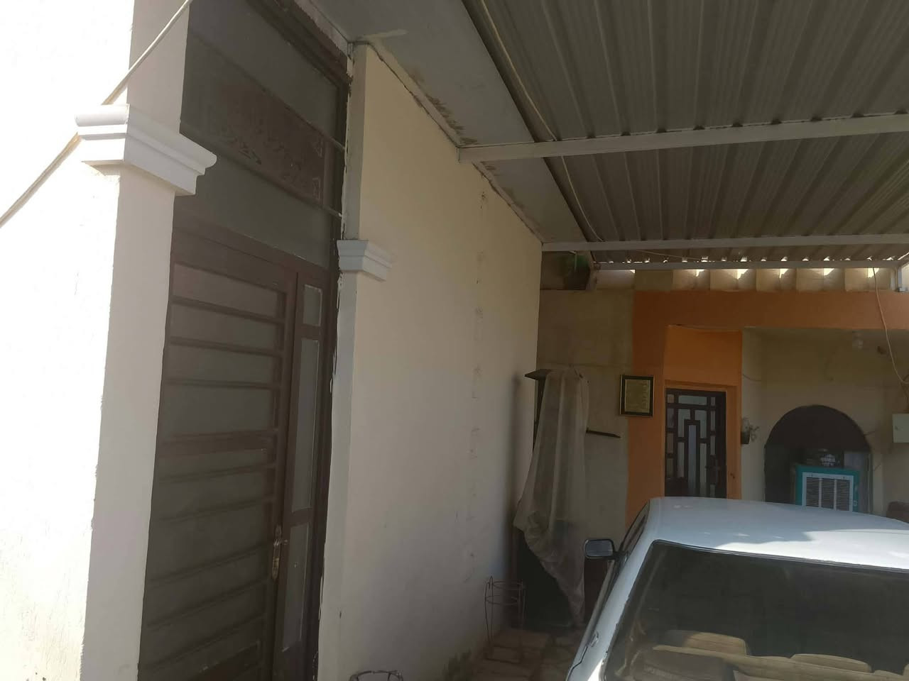 بيت في شارع الشهيد عمار فرع رقم١٥
مساحة البيت ٢٠٠م 

يحتوي على غرفتين نوم +صالة +مطبخ+حمام داخلي عدد٢+استقبال +صحيات خارجية 

بناء بلوك سقف عكادة 

سند طابو صرف مساحة السند٧٥ متر (سندمشترك)  وتكدر تضيف المساحة الباقية للسند  سعر ٩٠ وبيه مجال قليل 

أو مراوس ببيت بنفس القيمة

تكلف شي بسيط

