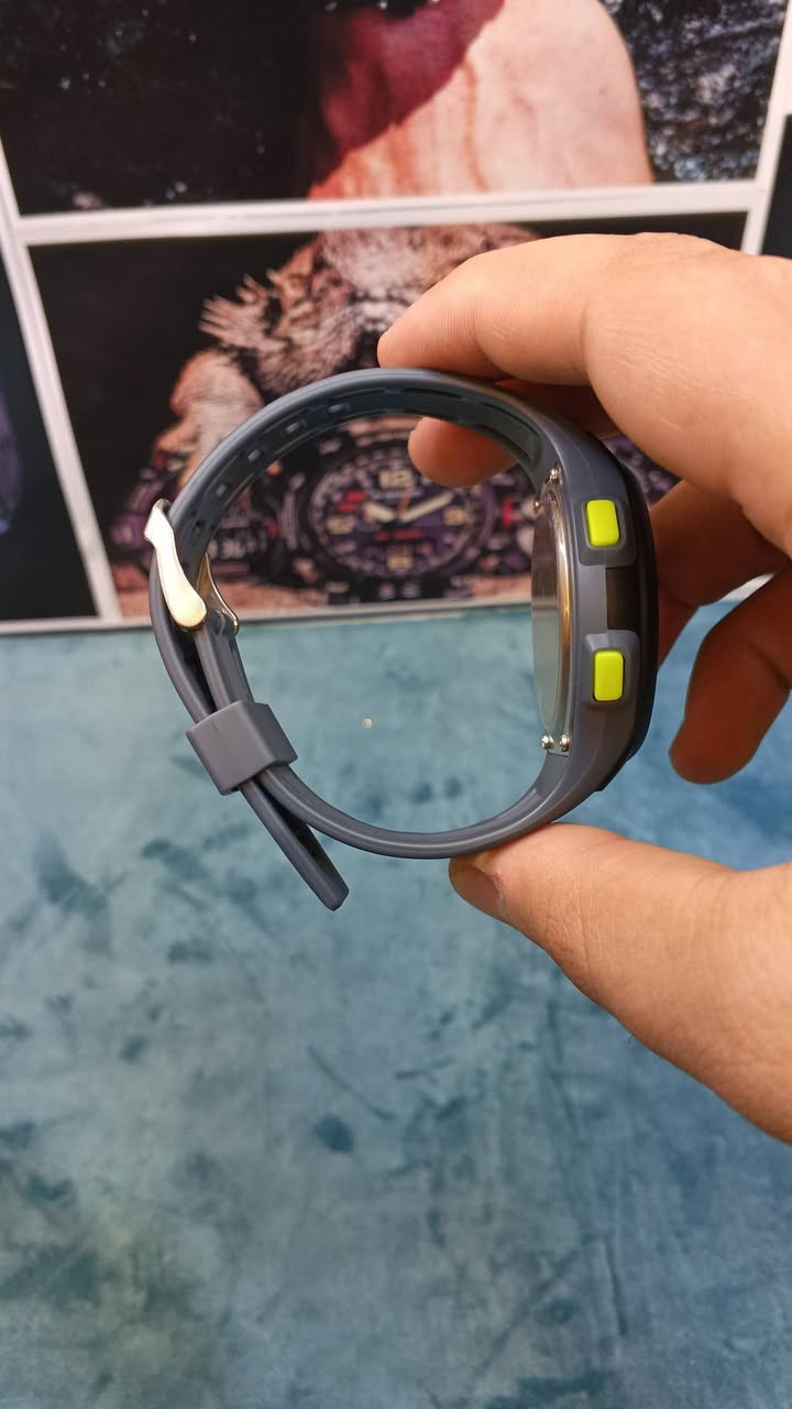 سلام عليكم 
ساعتك هي Timex Ironman Classic TW5M41500، وهي ساعة رياضية رقمية مميزة بميزة نبض القلب، ستوب ووتش 10 لابات، INDIGLO، منبه، مؤقت وتقويم
وبطارية CR2025
هذه الساعة الظاهرة بالصورة هي Timex Ironman Classic 

المعلومات الأساسية
البراند Timex

السلسلة : Ironman Classic

رقم الموديل: TW5M41500

نوع الساعة رقمية Digital

الحركة كوارتز Quart

التصميم رياضي

الخامة : Resin/

راتنج

السير: Resin

حجم الكيس حوالي 42-43 مم
السماكة حوالي 11 مم
أهم الميزات
قياس نبض القلب
کرونوغراف/ ستوب ووتش
عرض اليوم والتاريخ
إضاءة INDIGLO من Timex
مؤقت عرض 12/24 ساعة
مقاومة الماء
هنا توجد اختلافات بين بعض قوائم البيع لهذا الموديل بعض المصادر تذكر 50 متر، بينما بعض القوائم تذكر 30 متر والأهم أن غطاء ساعتك نفسه ظاهر عليه بوضوح "30 METERS" لذلك بالنسبة للساعة الموجودة بالصورة أتعامل مع تصنيف 30
متر باعتباره التصنيف المطبوع على ساعتك
البطارية
الغطاء الخلفي الظاهر بالصورة مكتوب عليه CR2025 يعني البطارية هيCR2025

عنوان بغداد مدينة - الصدر الاروفلي
توصيل لجميع المحافظات
جميع الساعات اصلية معا ضمان
التوصيل واتساب ***********
