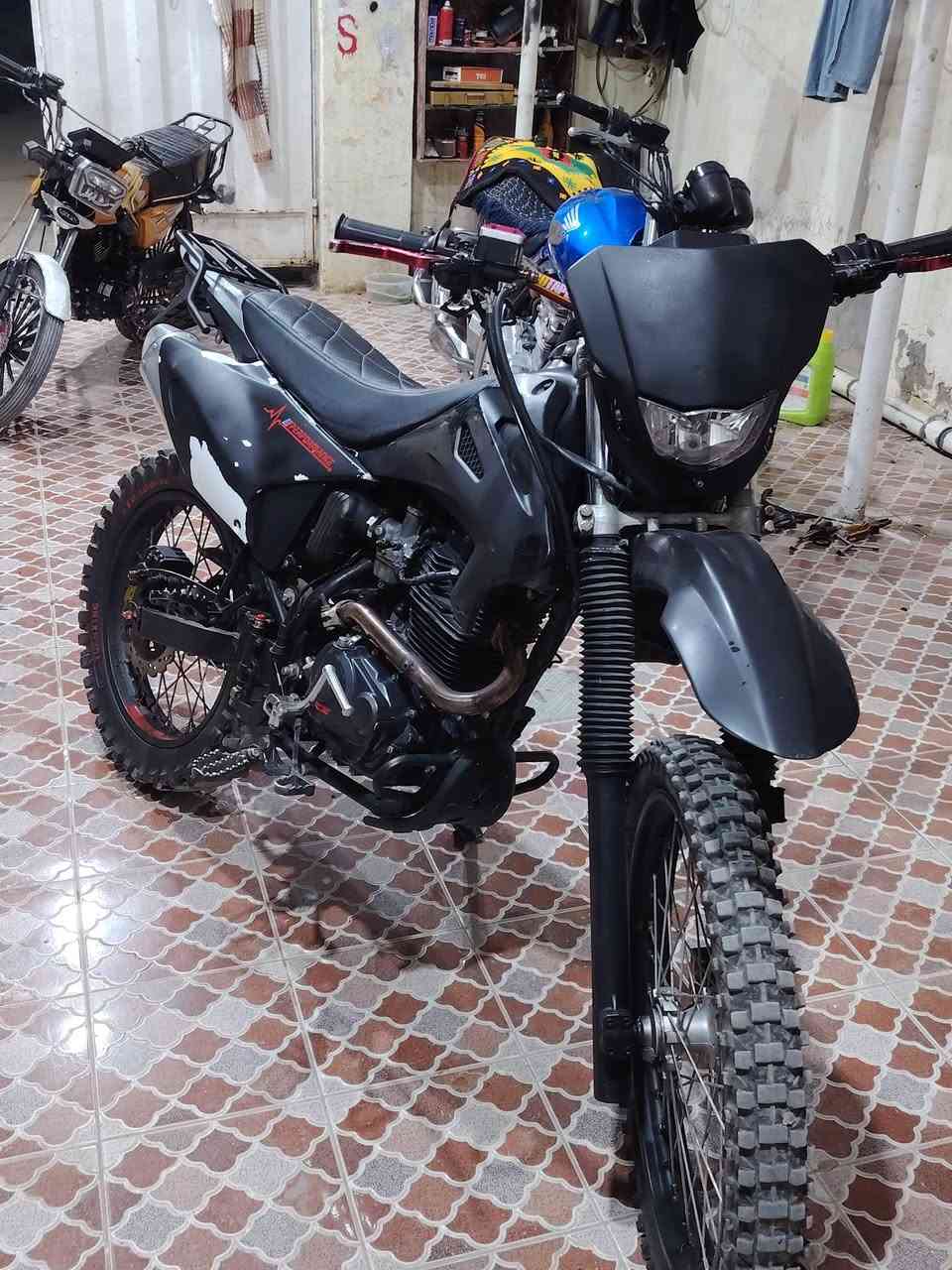 سلام عليكم للبيع دراجة قفاز CRX كفاله برغي ممفتوح بيها أوراق كامله مكينه 300cc السعر 950 بيها مجال الرقم ***********
