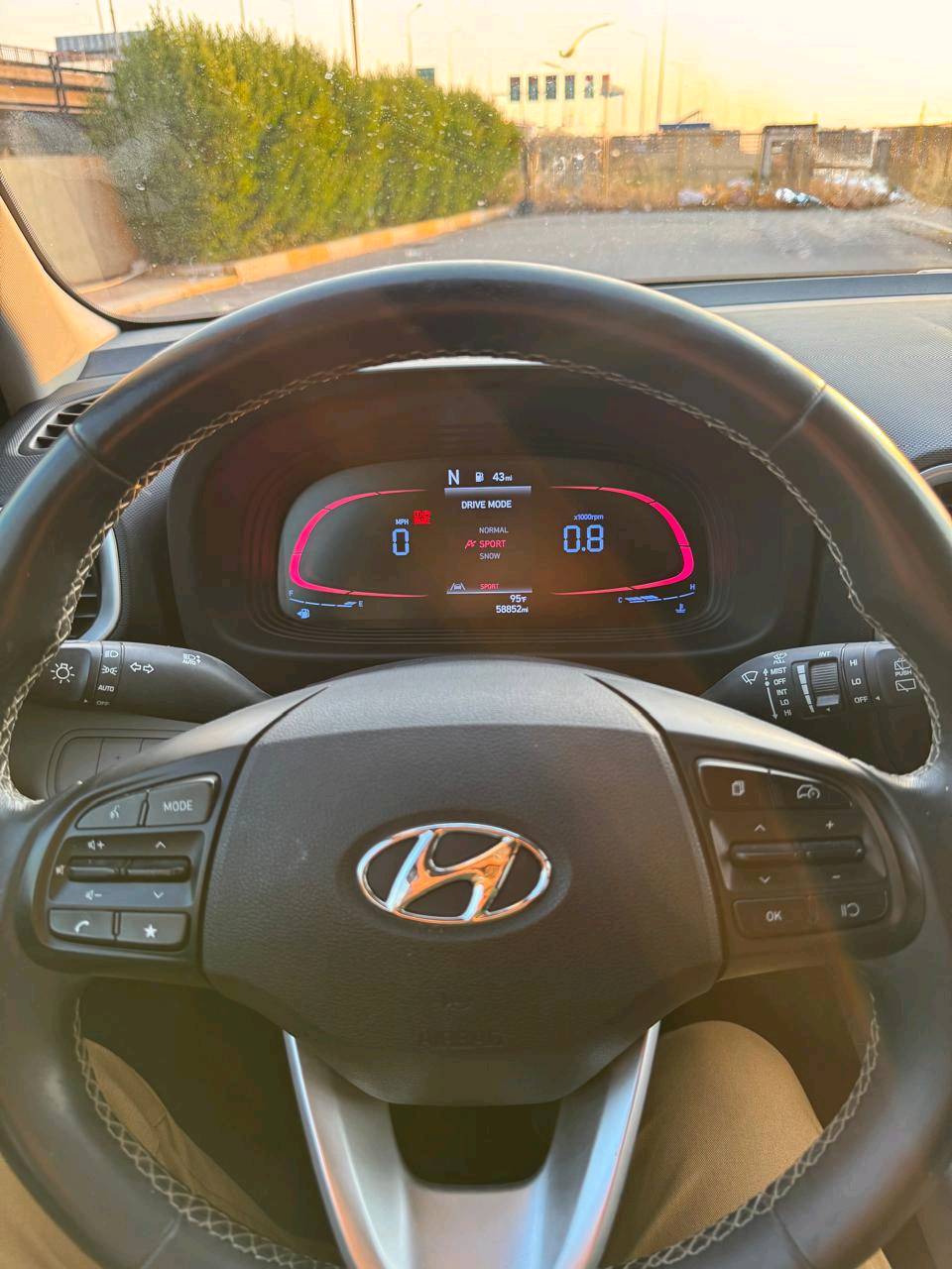 🚗 للبيع: هيونداي فينو (Hyundai Venue) موديل 2023 - فول مواصفات 🚗
سيارة قمة بالنظافة، اقتصادية جداً، ومجهزة بجميع مواصفات الراحة والأمان، جاهزة للاستخدام والتحويل المباشر.
أبرز المواصفات:
الموديل واللون: 2023 - أحمر مميز.
المحرك والقير: 4 سلندر سعة 1.6L اقتصادي جداً مع قير أوتوماتيك ناعم.
الشاشة والتقنيات: شاشة وسطية تدعم آبل كاربلاي وأندرويد أوتو + عدادات ديجيتال بالكامل.
المقصورة: مقاعد جلد وقماش مميزة بحالة الممتاز.
أنظمة الأمان: تنبيه النقطة العمياء، نظام كشف المسار، مانع تصادم، وكاميرا خلفية مع خطوط توجيهية.
الإضافات: تشغيل بصمة، دخول ذكي، ويل أوفر 17 إنش، سكك سقف، ومثبت سرعة.
الحالة والضرر:
صبغ بنيد فقط (حادث سطحي بسيط).
كفالة شاصي، لغود، وأيرباجات سليمة.
بشرط الفحص (مكينة، قير، كهرائيات).
السعر والتواصل:
السعر المطلوب: 130 ورقة ($13٫000) - وفيها مجال بسيط للجادين بعد المعاينة.
كفالة رقم 15 ورقة.
المكان: [اربيل]
للتواصل: [***********] / يتوفر واتساب.