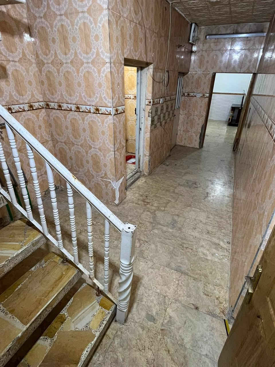 السلام عليكم
بيت للإيجار منطقة الشعب 
مقابل سوق 4000 مقابل روضة السندباد
المساحة 70 متر 
يحتوي على كراج ومخزن و استقبال وحولي ودرج للسطح 
و مطبخ وملحقات مشتركة و ترك و غرفه و سطح للإيجار 
للإيجار 400 رقمي ***********
