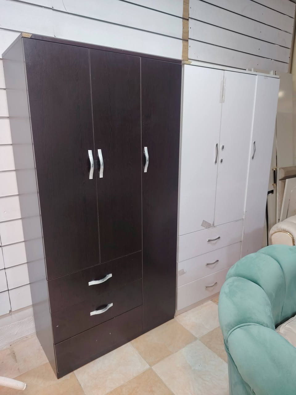 غراض لبيع العنوان كأني كورده قريب جامع الرحمان مقابل حديقة رقم موبايل *********** وتساب
