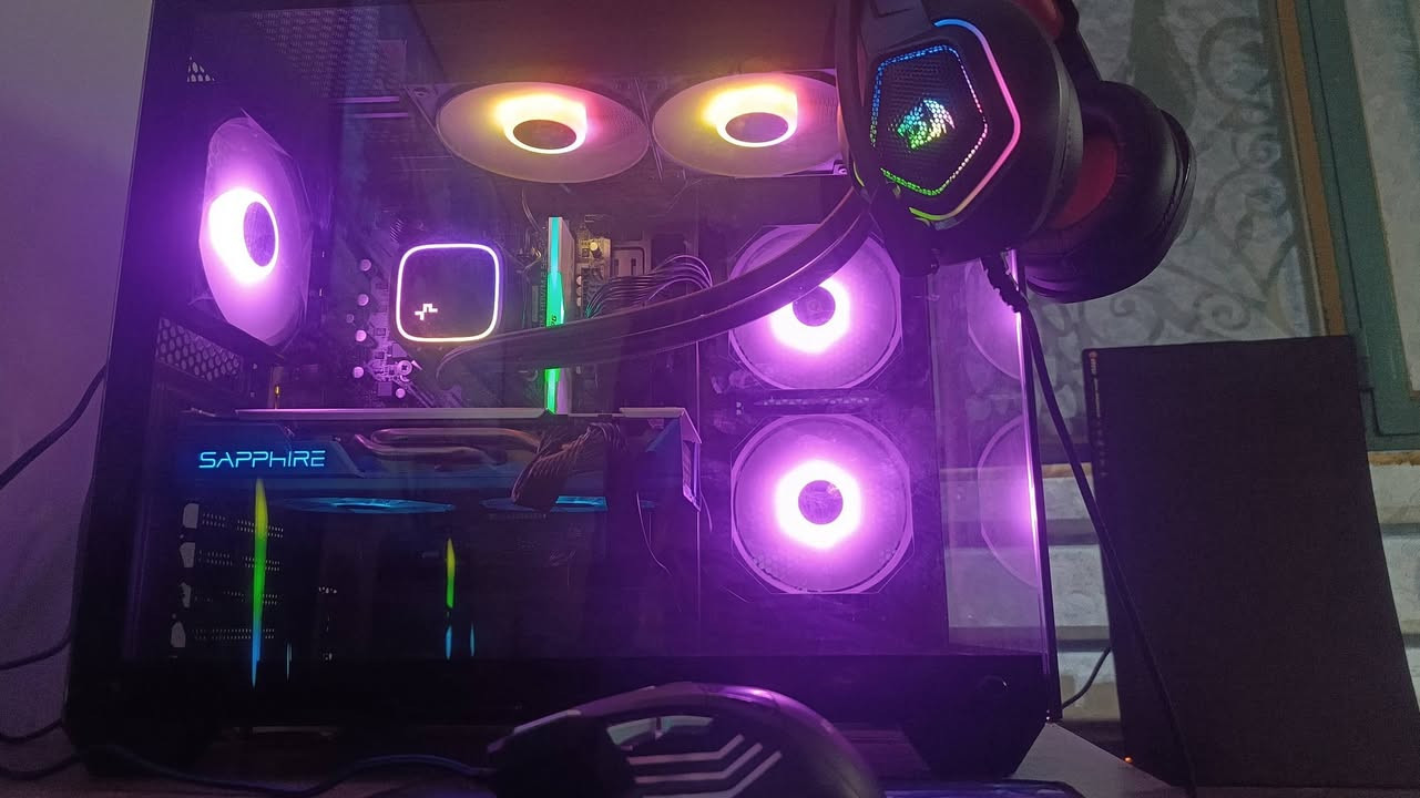 pc👾
المعالج (Processor): Intel Core i5-11400F بتردد أساسي 2.90GHz.

كرت الشاشة (Graphics Card): AMD Radeon RX /590Super  بسعة 8GB.

الذاكرة العشوائية (RAM): 16GB بسرعة 3000MHz.(xpg-RGB)

المساحة والتخزين (Storage): SSD بسعة 500 (من نوع Western Digital).

اللوحة الأم (Motherboard): ASRock H510M-HDV/M.2 SE.
بور-650 من MASS
كولر-360 Deep Cool مائي
معا الشاشه ابيع 
(700$)  
***********
