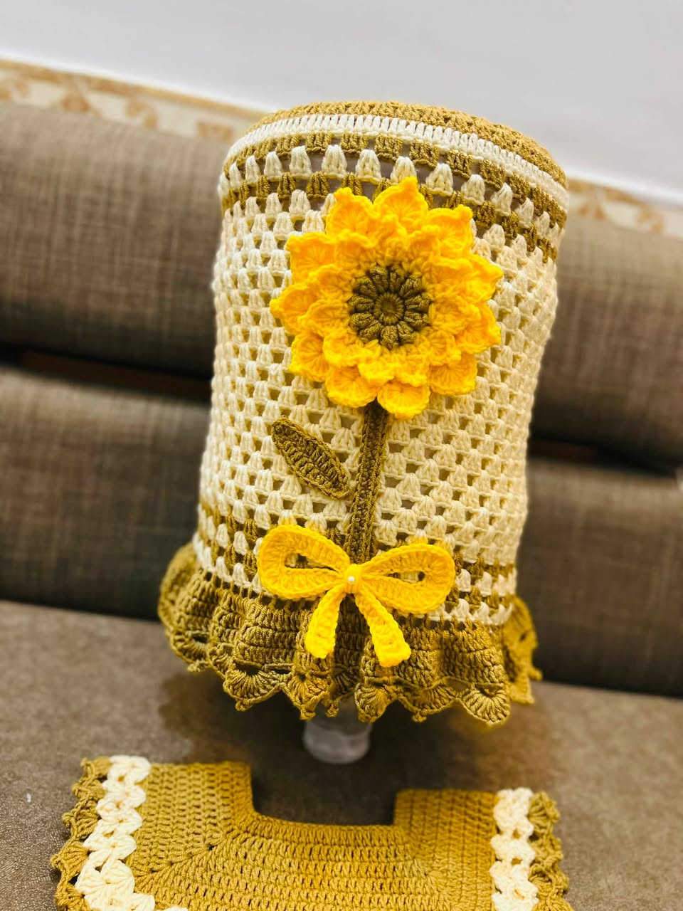 فيونكة كروشية 
غلاف براد مع قاعده حسب الطلب 🌻✨
السعر :18 الف 
توصيل جميع محافظات العراق 
الرقم :***********
انستا:fiunika_4
‏تيك توك :fiunika_4
