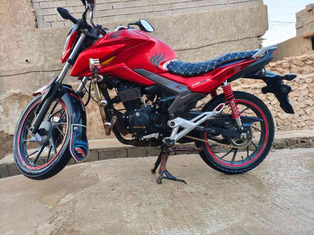 السلام عليكم
ماطور هوندا موديل 2017محرك 125cc مبدل محرك 150cc 

لون احمر 
الماطور نضيف كدام عينك 

#ملاحضه: الماطور مكمرك كامل بس ترقم 

++ويا محركه القديم هديه مبي شي فقط دخان خفيف 

السعر 850الف وبي مجال 
للتواصل خاص او 
+964 781 664 3525
***********
