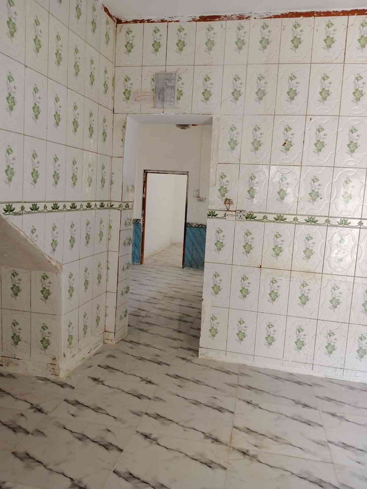 بسم الله الرحمن الرحيم.                                                  عرض حي ميسان قطاع 73 شريط ميسان مساحه 100متر سعر 12مع مجال    عرض شارع 10متر.                 يحتوي على طارمه مطبخ ستقبال صاله وغرفه وكشوفه حمامات داخليه وخارجيه                                                  موقع مكتب حي ميسان شارع كيات قرب تقاطع بواري.           مقاولات عامه مناسبه.                                                    رقم للستفسار ***********
