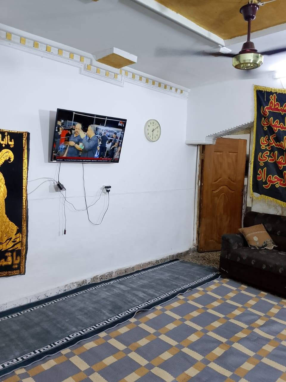 🏰 دار للبيع مساحه 92 م عكاده نضيفه 
على شارع 20 
يتكون من طابقين
استقبال مع 3 غرف نوم وخدمات 
للاستفسار مراجعة مكتب الوارث او
الاتصال على الرقم التالي
*********** ابو باقر
