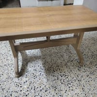 ميز طعام • نظيف • كدام العين