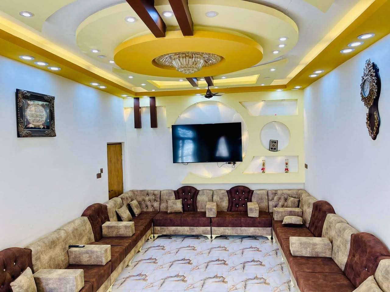 بيت • ٢٣٩م • التفيج