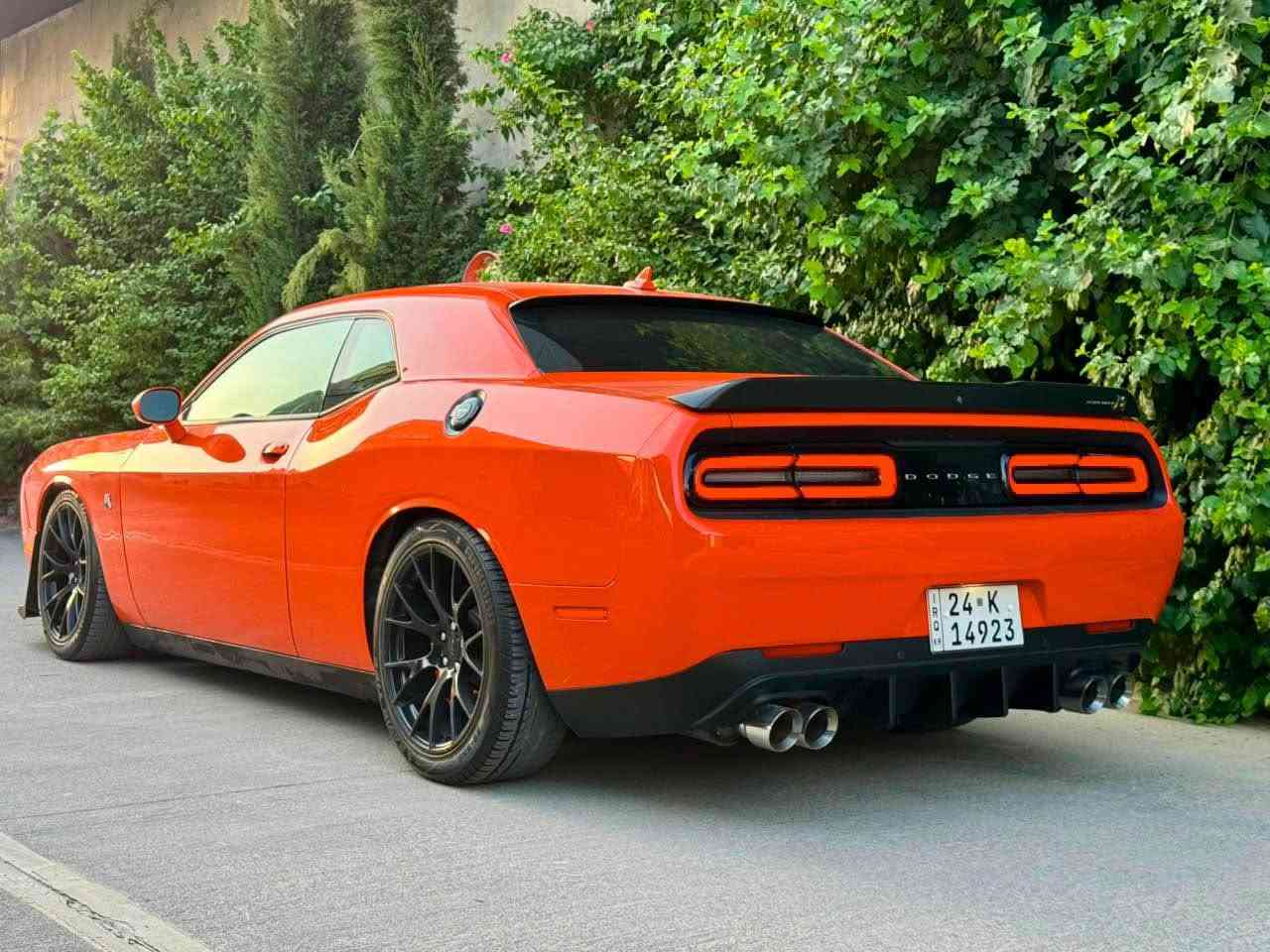 🔥 للبيع: دوج تشالنجر SRT 2021 — برتقالي أصلي 🔥

🚗 المواصفات:

* مواصفات فل أوبشن
* كاميرا خلفية + حساسات خلفية
* جنوط SRT قياس 20 إنش أمريكي
* سبويلر خلفي
* لايت أمامي زينون وكالة T/A أمريكي
* إشارات Smoke LED
* تشغيل عن بُعد
* كشنات تدفئة
* ستيرن Heated
* مقاعد جلد + كنتارا SRT كهربائية
* سقف Rose Rise
* شاشة كبيرة مع Apple CarPlay

🔧 التزويد الأمريكي:

* لويات تخم ماركة H&R
* بلكات NGK أمريكي Racing
* شوته Volant أمريكي أصلي
* Fuel Pump Racing
* ولف حرارة 82
* كاج أصلي
* أكزوز كامل Active
فجوج brembo

✅ حالة السيارة:

* صبغ 3 قطع فقط بدون ايرباك شرط
* تايرات جديدة
* السيارة تحويل وكالة بنفس اليوم
* رقم دهوك
* المكينه والگير لم يتم فتحهما 
* ممشى 75,000 كم
* المحرك والقير بشرط الفحص

🎨 الصبغ والحوادث:

* 3 قطع صبغ: جاملغ + باب + جامبغ خلفي
* بدون إيرباك
* بدون شاصي
* بدون لغود

💰 السعر: 188 ورقة، وقابل للتفاوض
السيارة مصروف عليها أكثر من سعرها، والتزويدات كلها مختارة بعناية

📍 موقع السيارة: السليمانية

📞 للاستفسار أو طلب المزيد من التفاصيل:
***********
*********** السليمانية, العراق
