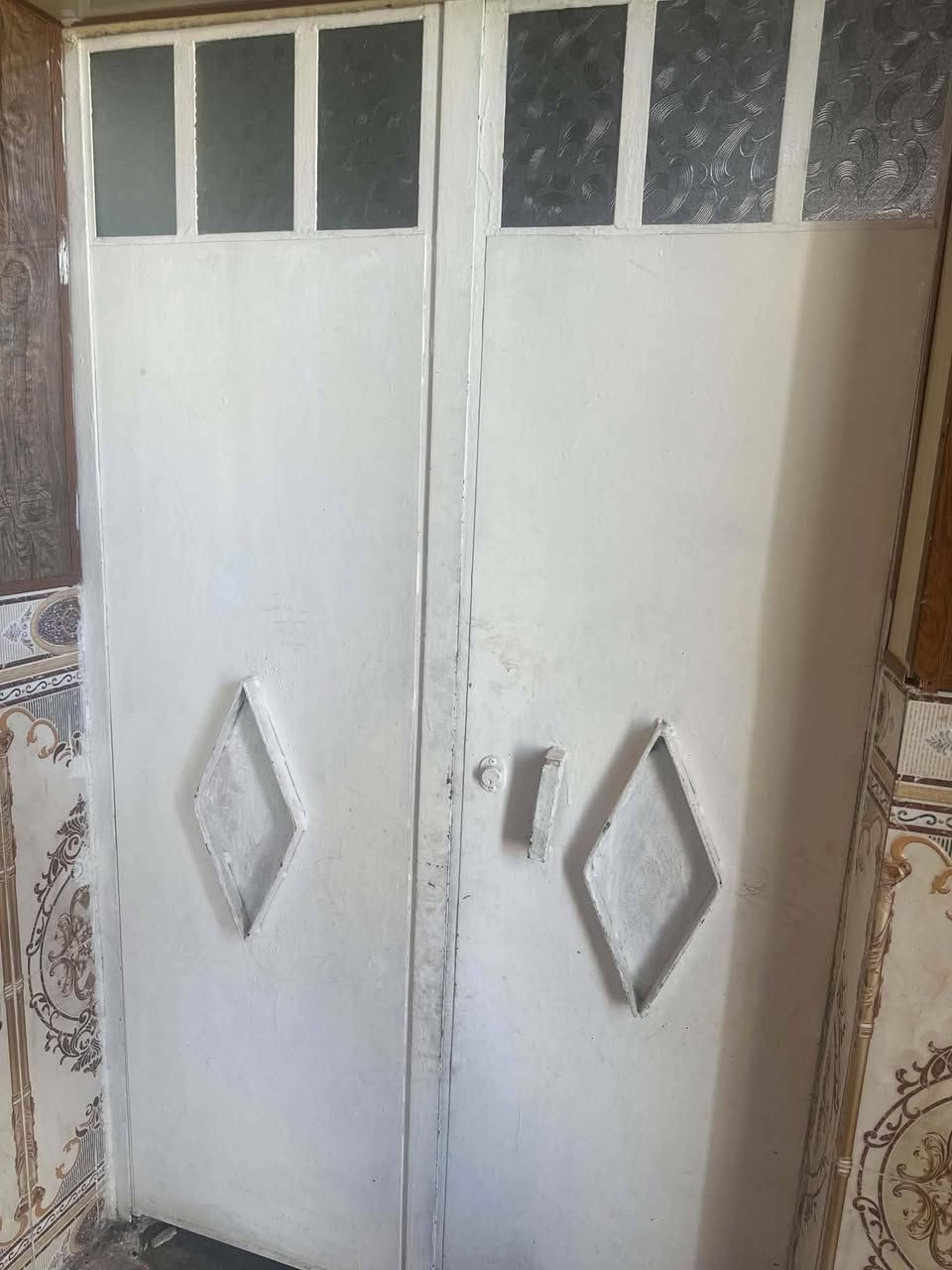 بيبان سكه خارجي مع خدمي  صحيات وكليدور وشبابيك وقمريه طول 16متر مستعجل عل بيع رقم مبايل ***********
