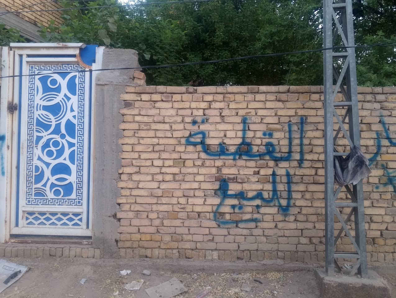 قطعة ارض ملك صرف المساحة149متر معروضة للبيع قريبة جدا على مدرسة الوثبة القديمة وقريبة على المدارس الثائر والروضة مسيجة وكاملة للاستفسار الدخول للخاص اوالاتصال على الرقم ***********
