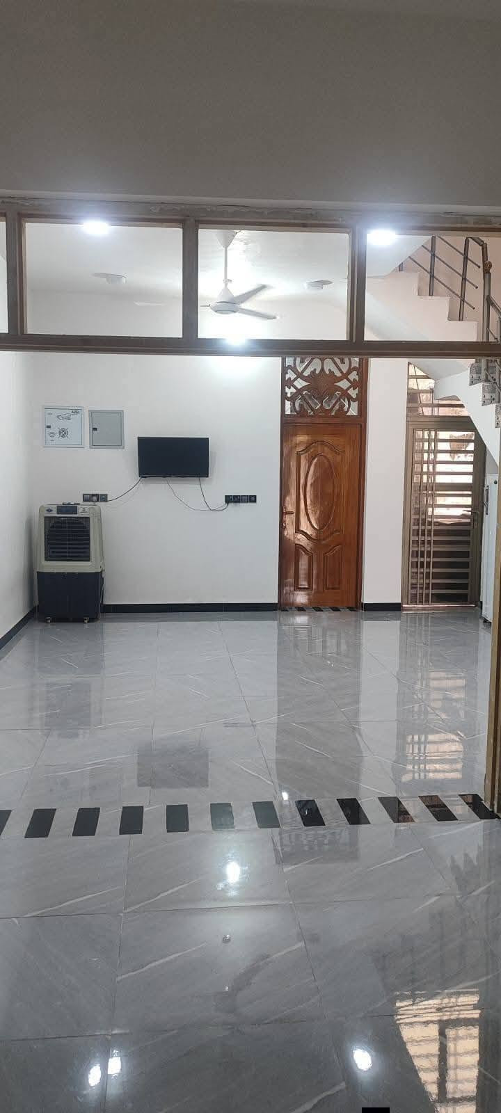 دار للبيع فى حى الشاوى ثانى بيت عن الشارع العام التجارى حديث سنه البناء 2026 طابو صرف مساحته 120 م طابقين 3 غرف نوم وهول وكلدور واستقبال ومطبخ ومجمع صحيات سعره 210 مليون معروض مكلف بالنشر  للاستفسار الاتصال بالرقم ***********
