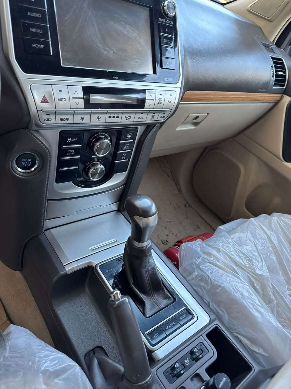 برادو ٢٠١٩ VX.    اربع كامرات اصلي دبل ماوس اعلى فئه بالبرادوماشيه ٧٧ حقيقي ع فحص مكفوله من تبديل والصبغ والفتح ماعدا اكوسحب بهلال باب خلفي سحب بدي آر شي قليل اثر رصعه حتى دعاميات مكفوله ومحرك والصدر والكير ايضا مكفول تخم تاير برجستون سياره كلش نظيفه واثر حالوب بالقماره من جهة سايق مبين فقط بالسونر  وبالعافيه ع ياخذه سياره باسمي تحويل مباشر مكان بغداد شارع فلسطين شراي يتصل ع *********** فقط بيع بدون مراوس ملاحظه هاي فئه تختلف سعره عن باقي فئات برادو بيه مواصفات كلش عاليه سعره ٣٧٥ ورقه بالعافيه تكون نصيبه
