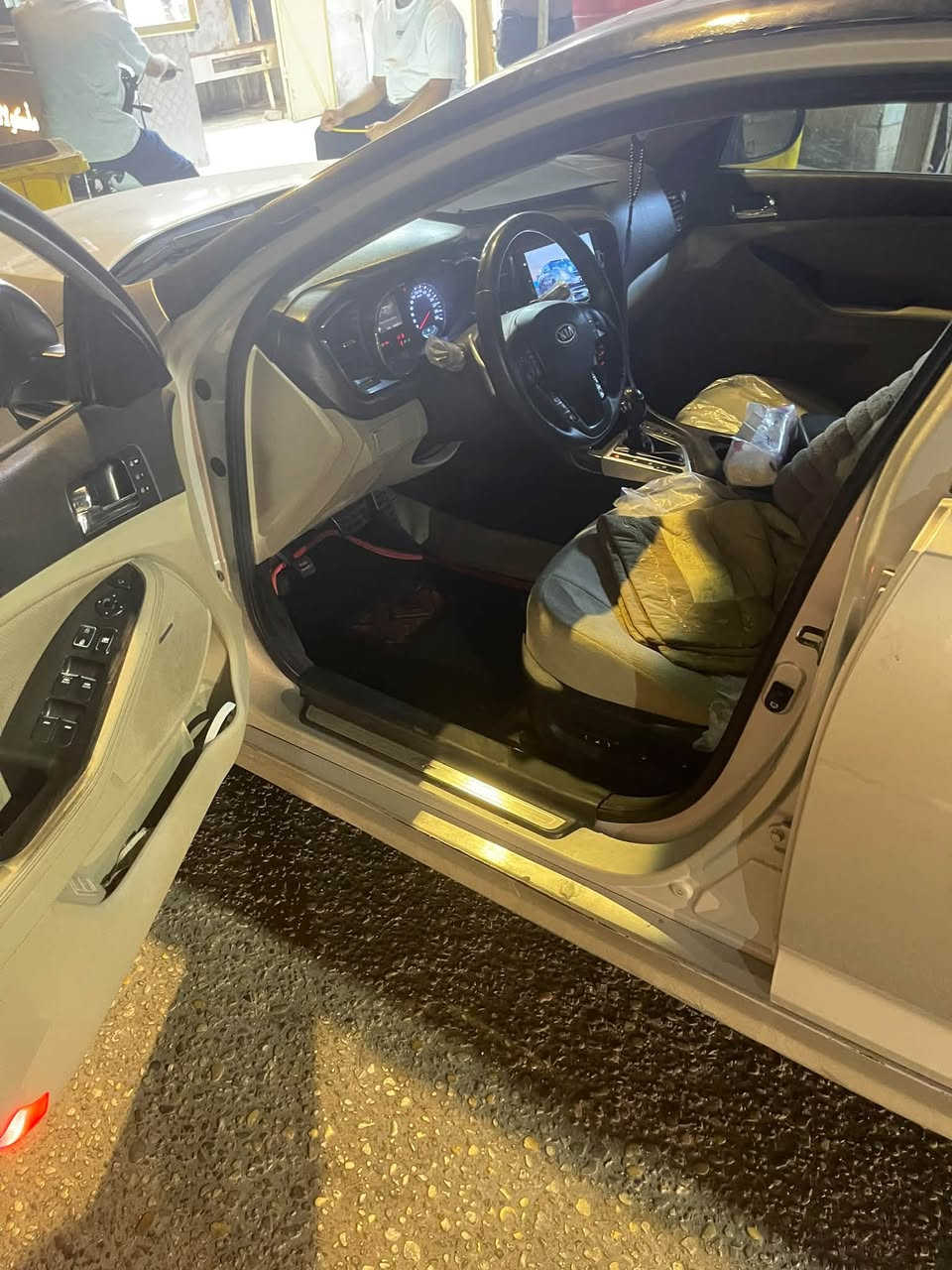 كياً اوبتيما خليجي مديل 20011 مكينه 2000دوش  بانوراما   باب خلفي ايمن مبدل بدون ضربه  تخمً تايرً جديد تبريد شغال مكينه حلوه. 
بيهاً. نظوح دهن من المشط 
غرفتهاً حلوه 
كشنً. كهربائي.  تدفئه وتبريد.  
بصمه 
مرايات شفط 
بصمه بيبان
رقمً بصره ب اسمنه
ب125وبيهاً مجال قليل 
شرط التحويل ***********
