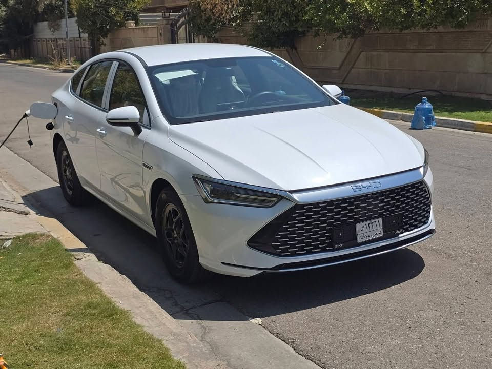 بي واي دي كن بلاس 2026 زيرو زيرو
BYD Qin Plus Hybrid y

السعر : جوة السوك اتصل ***********

خليجي ضمان وكالة NAT العراق

6 سنوات ضمان على السيارة.

8 سنوات ضمان على البطارية.

المواصفات:

محرك بنزين + هايبرد اقتصادي وعالي الكفاءة.

بصمتان ذكيتان مع تشغيل عن بُعد.

مقاعد جلد فاخرة بلونين (أبيض وجوزي).

شاشة وسطية دوارة.

عداد ديجيتال بالكامل.

نحكم بالمقود من الجهتين.

كاميرا خلفية.

حساسات ركن.

داخلية مطعمة بديكورات Piano Black الفاخرة.

أنظمة قيادة وأمان متكاملة.

.(Drive Mode) أوضاع قيادة متعددة

.Auto Hold اوتو

.(Traction Control) مانع انزلاق

هاند بريك كهربائي.

مساعد صوتي يدعم اللغة العربية.

نبريد أمامي بقوتين (Stage 2).

مصابيح أمامية زينون.

مصابيح خلفية LED.
رقم بغداد مميز

ملحقات الوكالة كاملة مع السبير وطفاية وشاحنة وجنطه طبابة مكان السياره بغداد حي جهاد 

رقم موبايل ***********
