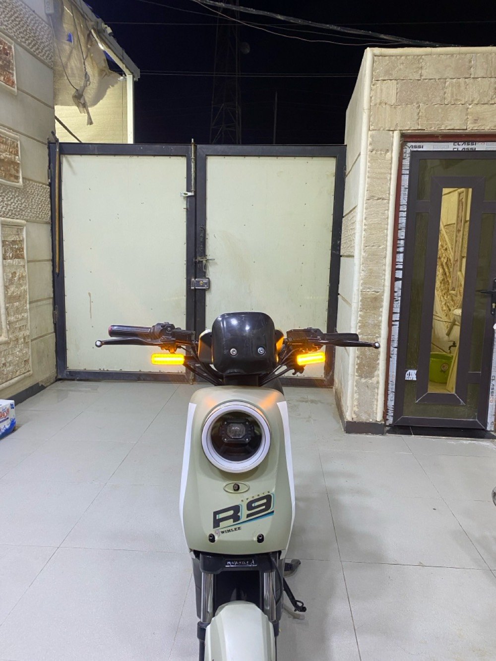 سلام عليكم دراجه R9موديل 25 مزوده ست بطاريات الولي 32 امبير ما منفوخات دراجه اخت الجديده تمشي 70 حقيقي و بل شاشه 140 العنوان البصره ام قصر رايدهه 400قفلل ***********