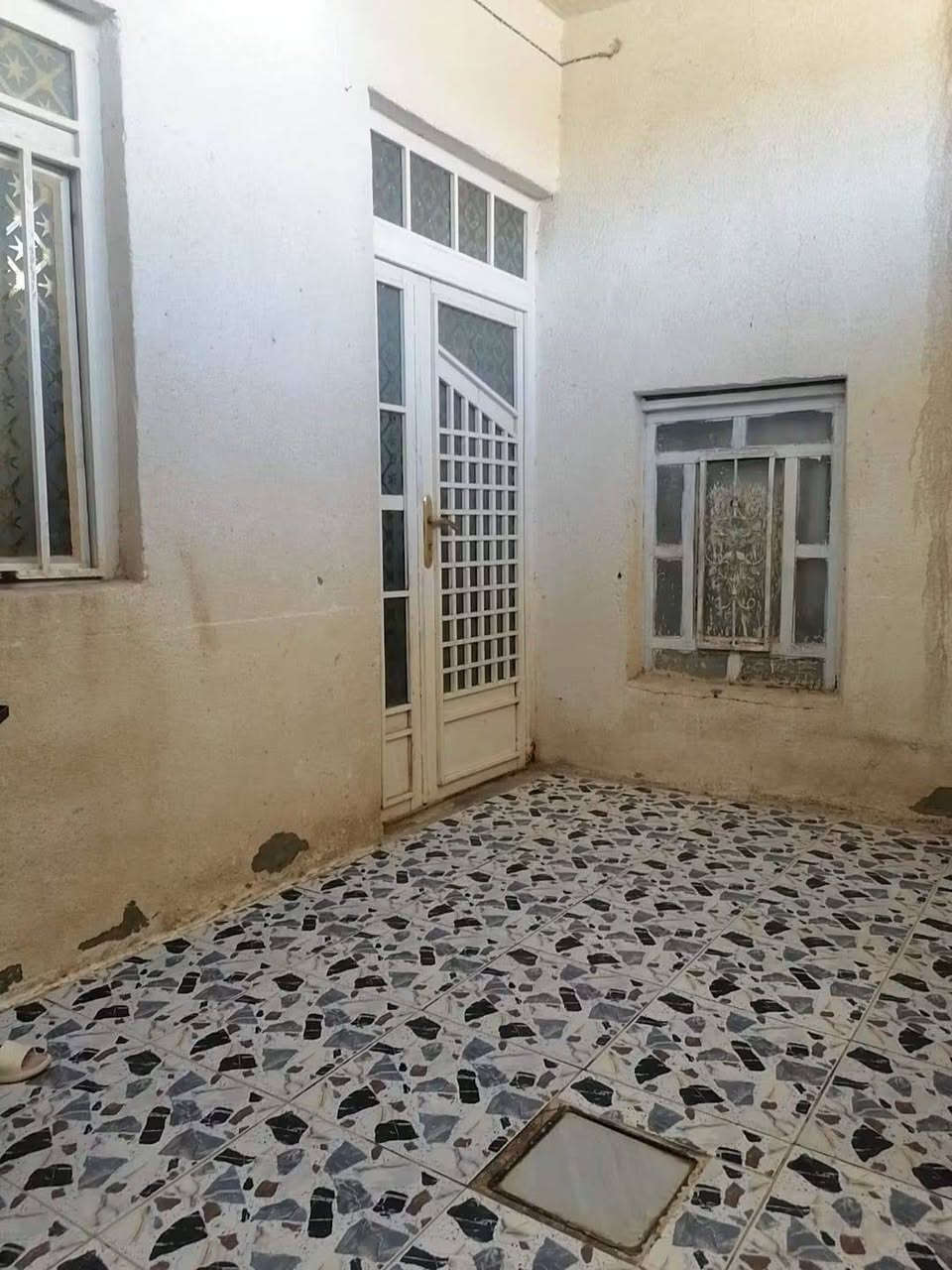 السلام عليكم 
بيت للبيع مساحه 110م الغراف اول فرع في حي سويد يبعد 100م عن شارع الرئيسي
بيت نظيف كامل من كهرباء و ماي و امبريه 
السعر 20 مليون و بيه مجال لىشراي 
***********
