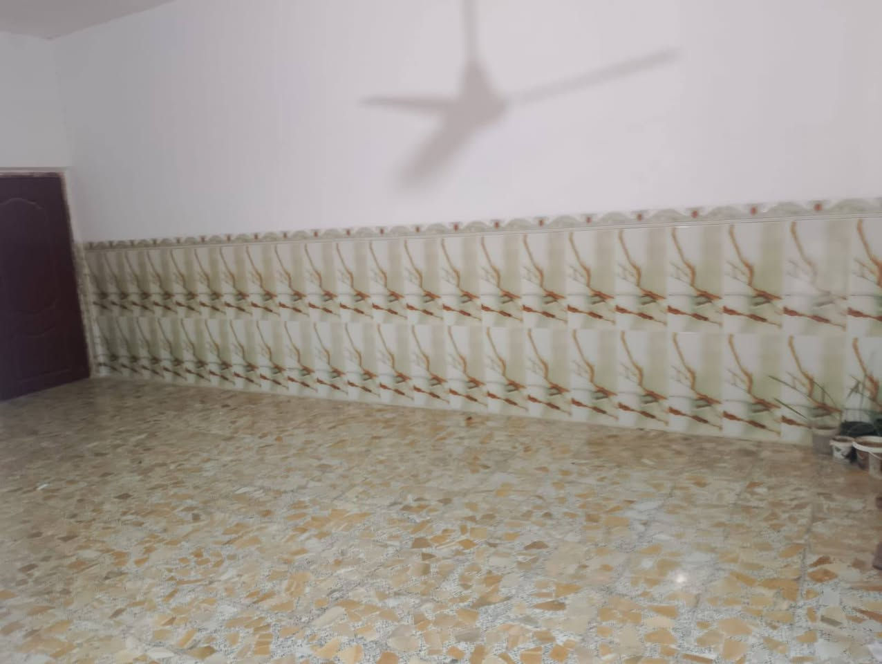 يتوفر بيت للبيع مساحه 150 متر غرفتين وصاله ومطبخ و استقبال البناء طابوق جيري الموقع بداية محمد حسن اول شارع السعر 35 مجال قليل
***********
