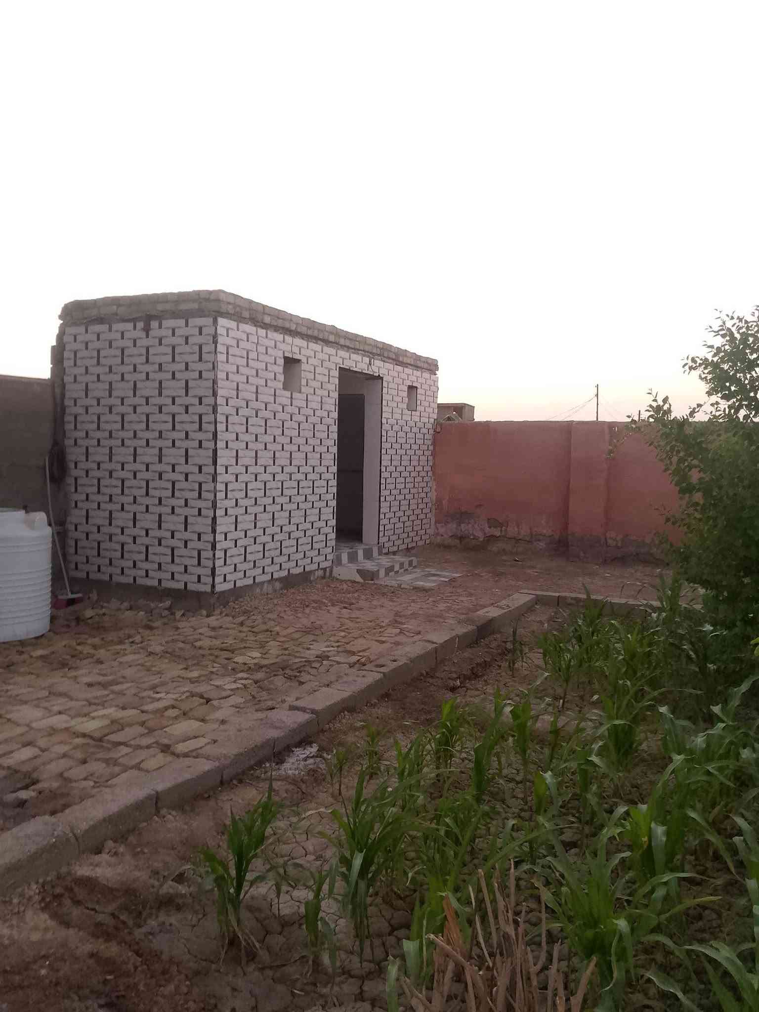 الاستفسارا ***********

نص مكتوب في الصور:
- سلام عليكم، بيت للبيع فرصة ذهبية عرض مميز: بيت مع قطعة أرض واسعة للبيع في ميسان مواصفات العقار: مساحة البيت: 650 متر مربع مساحة القطعة المجاورة: 1250 متر مربع مرافق البيت: - استقبال - صالة - غرفتين (عدد 2) - مطبخ - حمام داخلي - صحيات خارجية (عدد 1) المميزات: - متوفر ماء وكهرباء - تبليط كامل للمنطقة - موقع استراتيجي (الشارع العام يبعد 55 متر فقط) الموقع: - ميسان - قضاء قلعة صالح - (القرية السليمانية) - على الشارع السريع (بصرة - عمارة) للمزيد من المعلومات والاستفسار، يرجى الاتصال: *********** اغتنم الفرصة الآن!