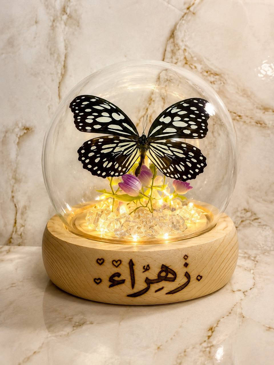 فراشه حقيقيه محنطه 🦋 
داخل كرة التوليب المضيئه مع حفر اسم حسب الطلب 
سعر ب30,000 مع توصيل 
للحجز والاستفسار مراسلة البيج 🚗
