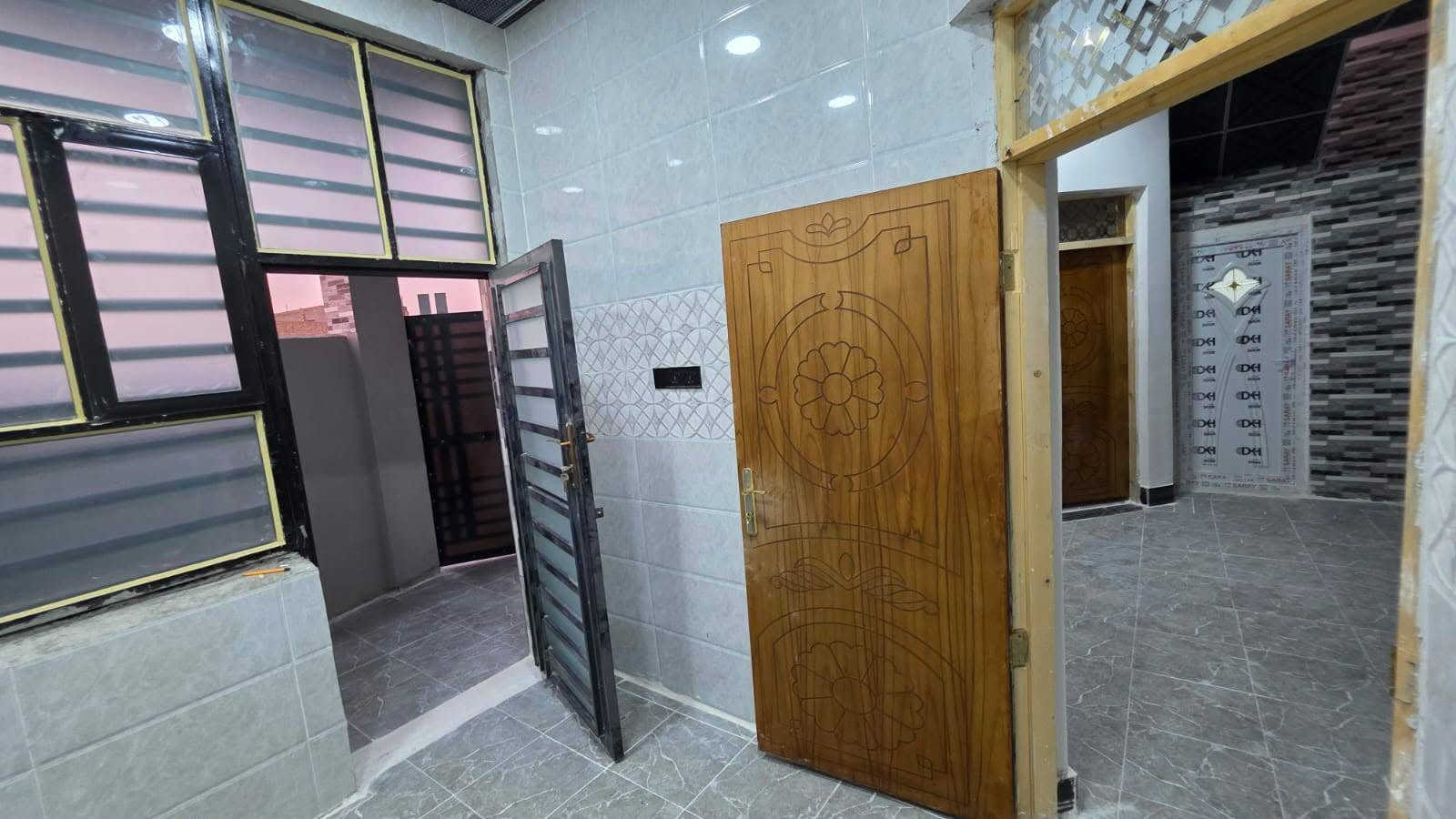 للبيع بيت مساحه ١٢٣ متر طابو زراعي سند ٢٥ مداور بالطابو شغل درجه اولى اساس وسقف كونكريت بناء طابوق كامل المواصفات سيراميك بورسلين بياض كله كامل مكان مميز ركن على شارعين الاستفسار الاتصال على الرقم *********** اناره ليليه كهرباء ماي شوارع مرتبه ضوئي
