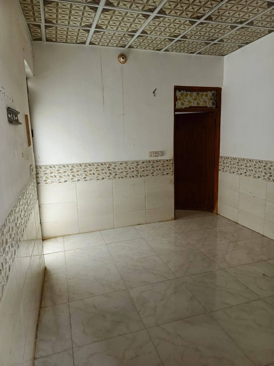 بيت الايجار غرفه وصاله ومطبخ وصحيات مساحه ٥٠ متر العنوان حي ميسان شارع زوار قديم زراعي 
سعر الايجار ١٥٠ الف قفل 🔐 ***********واتساب
