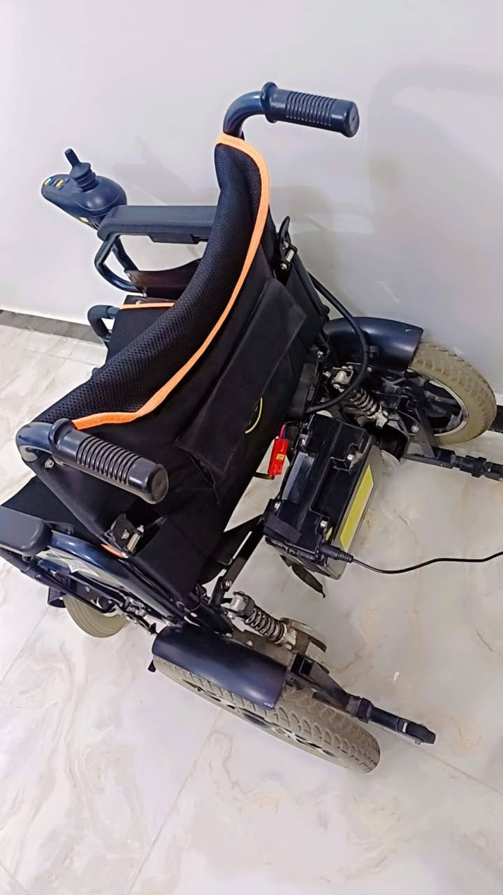 عربانة كهربائية للبيع - نظافة فول ♿
عربانة كهربائية شحن، موديل حديث، استعمال قليل جدا ونظافة 98% طك كارتون مثل ما موضح بالصورة.. 

المواصفات:
🔋 كهربائية شحن، تمشي مسافات طويلة
💺 كشن مريح مبطن + ظهر طبي
🦶 دعاسات رجل قابلة للطي
🛞 تايرات جديدة ومكابح أمان
👜 بيها جنطة جانبية + عدة تصليح TOOL KIT الأصلية
🔧 تنطوي وتنشال بسهولة بالسيارة
⚡ شحنها يدوم وتحكم جوستك سهل

السعر: 450 ألف دينار عراقي (قابل للتفاوض الشي البسيط)
📍 المكان: الكوت - واسط

للاستفسار راسلني خاص او اتصل
***********
***********

#عربانة_كهربائية #كرسي_متحرك #مستلزمات_طبية #الكوت #واسط #للبيع
