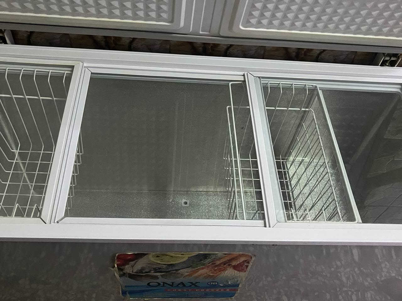 مجمده للبيع السعر350 احنه اخذناها ب550 استخدام اشهر نريد نبيعها لان المكان صغير للتواصل خاص او واتساب موجود ***********
