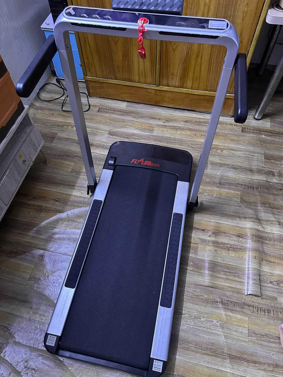 جهاز مشي فلات من ماركه ‭FLYLINKTECH
استخدام قليل مشتري جديد والوصل موجود بلصور 

سعره ب200 الف مكاني بغداد

نص مكتوب في الصور:
- نبذة باستخدام الذكاء الاصطناعي
- الجهاز الموجود في الصورة هو جهاز جري كهربائي من علامة FLYLINKTECH (نموذج قابل للطي / Walking Pad / Treadmill).
- 1+ www.weply.it
- المواصفات الأساسية:
- العلامة التجارية: FLYLINKTECH
- النوع: جهاز جري ومشي منزلي قابل للطي (2 في 1)
- المحرك: بقوة تقارب 2.25 حصان، بتصميم هادئ ومناسب للاستخدام تحت المكتب أو في المنزل.
- المميزات: شاشة عرض LED، تحكم عن بُعد (ريموت كنترول)، وإمكانية الاتصال بالهاتف عبر البلوتوث أو التطبيقات الخاصة.
- السعر المتوفر في السوق المحلي: يبلغ حوالي 290,000 إلى 300,000 دينار عراقي (يمكن العثور عليه