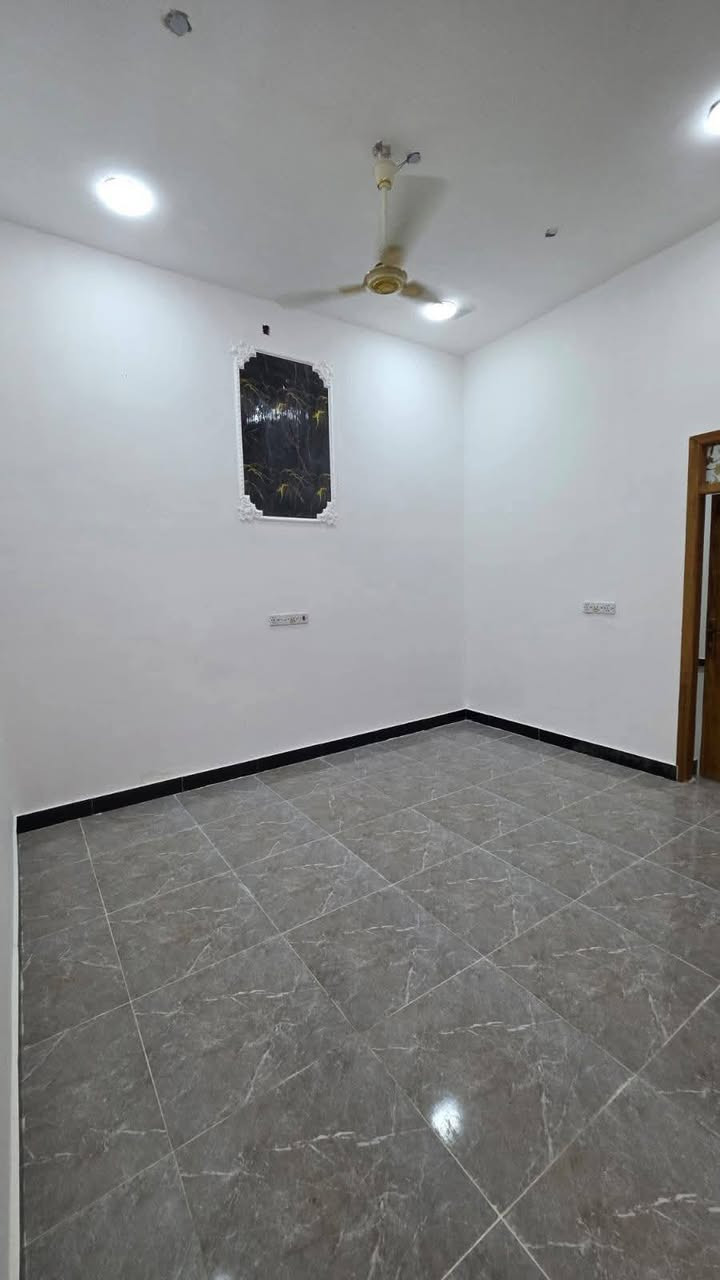 أسعد ألله أوقاتكم بكل خير احبتي *********** 
ثلاث دور سكن للبيع ماشاءالله
جمال وترتيب ودقه بلعمل ✨

مساحة 100 م
على شارع 8 متر ثاني بيت عن تبليط

العنوان بصره طريق الصحراء وشارع المحكمه الجديده

محتويات البيت
دوانيه
صاله + مطبخ واسع
غرف منام عدد 2
 مناور + صحيات خارجي داخلي

نوع العقار طابو ملك صرف زراعي عراقي سند 25

كل هاذ جمال وترتيب بسعر 60 مليون وبي مجال

للتواصل ***********

