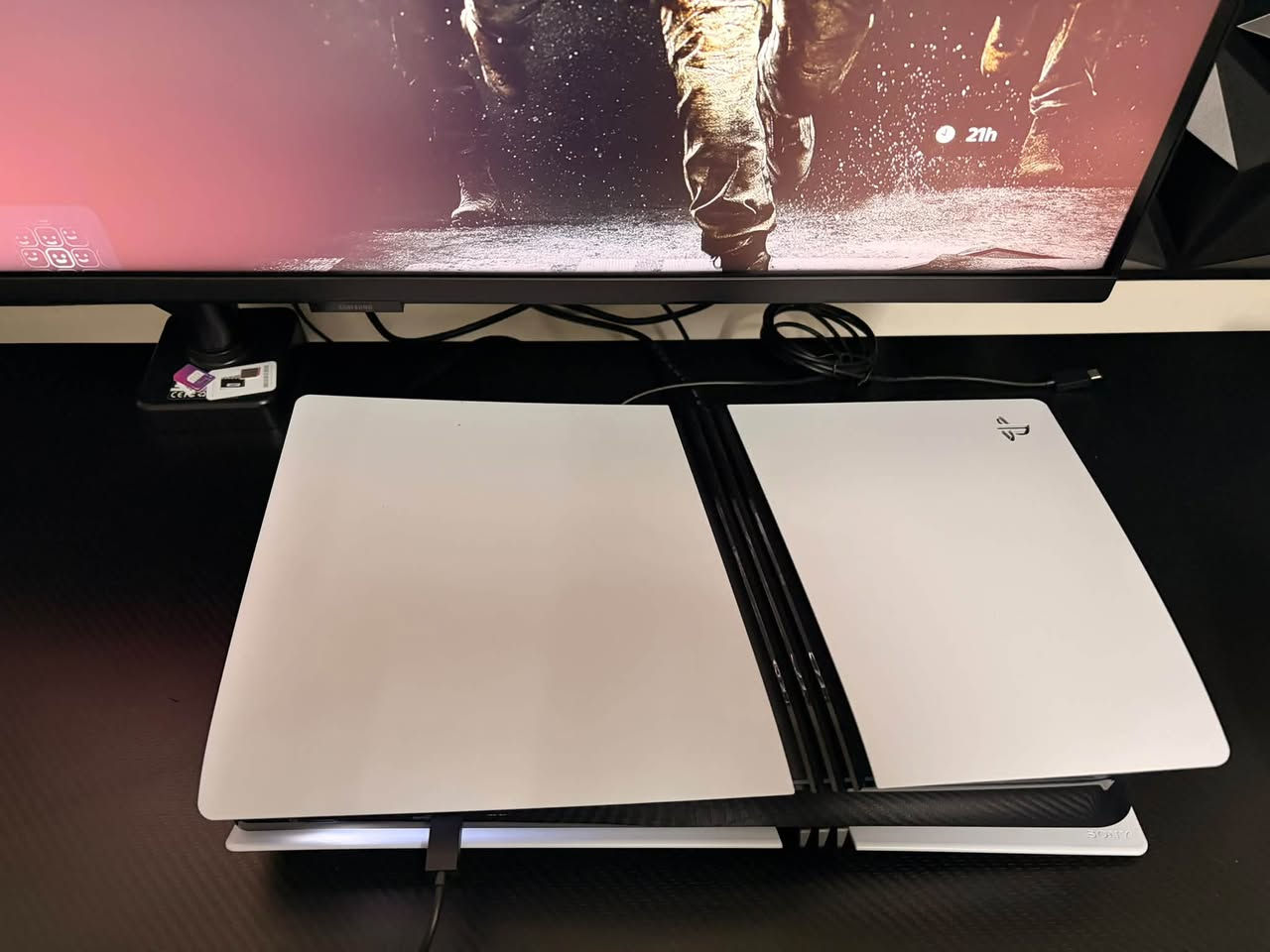السلام عليكم جميعاً
للبيع جهاز PlayStation 5 Pro (النسخة الاحترافية):
 المواصفات والملحقات:
 الجهاز داخل الضمان.
 كامل مع كرتونته وكافة ملحقاته الأصلية (اليدة الأصلية والكيبلات).
 شغال وبدون أي مشاكل أو عيوب.

سماعة Pulse Elite Wireless Headset الأصلية الخاصة ببلايستيشن.
المواصفات: تحتوي على مشغلات مغناطيسية مستوية (Planar Magnetic Drivers) لتقديم صوت محيطي دقيق جداً ونقي ممتاز لمعرفة اتجاه الخطوات بالألعاب التنافسية.

💰 السعر المطلوب: 1,450,000 دينار (قابل للتفاوض البسيط للجادين).
📍 المكان: بغداد (المعاينة والتجربة قبل الشراء حق المشتري).

ملاحظة: الجهاز والسماعة بنظافة 100% وبحكم الجديد، والأهم إن الاثنين داخل الضمان الرسمي ومع كافة الكراتين والملحقات الأصلية

📲 للتواصل والاستفسار: عبر الخاص او ***********
