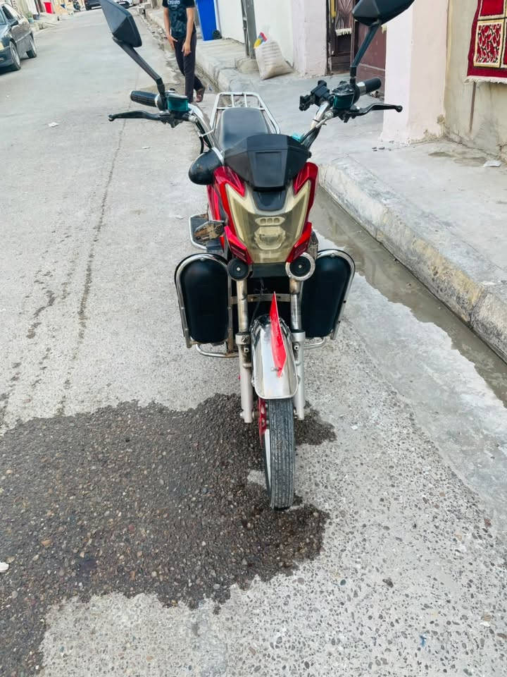 السلام عليكم موطور شحن للبيع بطاريات نص عمر وبيهن نفخ شويه النظافه مثل ما موضح بل صور كامل مكمل كله شغال مكانه الفلوجه حي نزال 
‏***********

نص مكتوب في الصور:
- شركة الاخوين
- (IRAQ)
- الاخوين وبس 2022
- دراجه كهربائيه - موديل
- جوال: 009647904741029