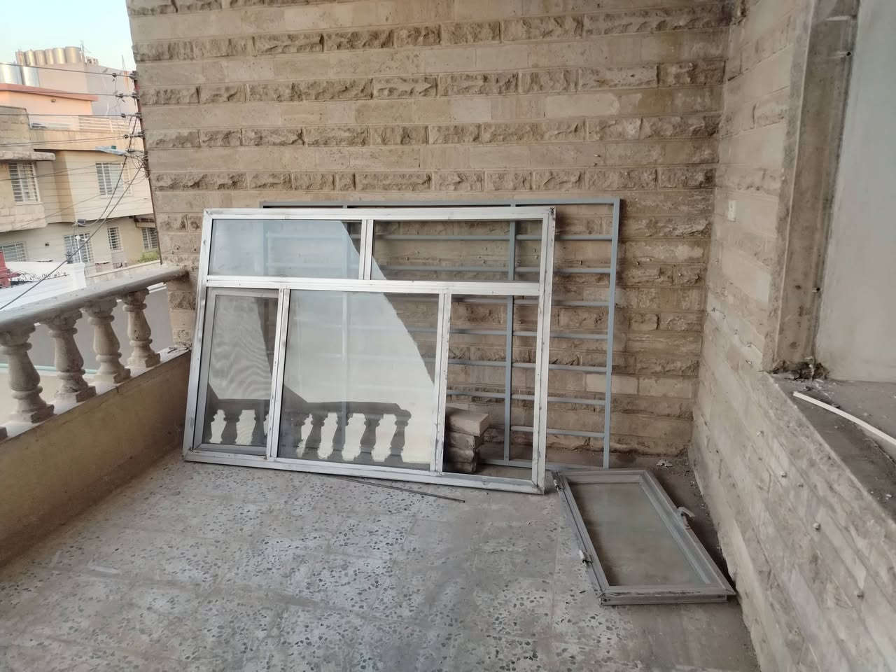 ٦ شبابيك قياس البردة الواحدة ١٣٠ * 45 سم 

٤ شبابيك على ٤ بردات شباك واحد بي نقشة وحماية
١  شباك على ٦ بردات مع الحماية نقشة 
١ شباك على ٣ بردات

مشبك درج ٣ قطع 
القياسات 
قطعة ٢٢٠ في ٨٠ سم 
قطعة ٢٧٥ في ٦٥ سم 
قطعة ١١٠ في ٨٧ سم 

باب بلاستك مع الملبن نظيف 
القياس ١٧٠ في ٨٠ سم

قمرية
ترهم كاملة ترهم تفصيخ
العدد
٢ قطع رئيسية
قياس كل قطعة ٥ متر و ٣٥ سم
٥ قطع شيلمان
قياس القطعة
الطول ٣ متر و ٦٠ سم
سمك نصف سم

مشبك حديد نقشة تنزيلة للقمرية عدد ٢ 
القياسات 
٣ متر الطول 
٣٠ سم العرض 

حافظة قناني ثقيل
 العرض ١٠٣
العمق ٤٥
الارتفاع ٨٠

شباك المطبخ مع الحماية منقوشة
 ١٦٥ عرض
ارتفاع ١١٠

باب المطبخ

شبابيك المنيوم نظيف
 عدد ٢ مع الحمايات
القياسات لكل شباك
١٧٠ عرض
ارتفاع ١٢٠

أبواب خشب مع الملابن عدد ٦ 
القياسات 
١٧٥ في ٨٠ سم لكل باب 

باب استقبال خشب مع الملبن موضح في الصور 

باب ترك حديد مع الملبن موضح في الصور 

تانكي ماء عدد ٣ 
الحجم موضح في الفيديو 

الفيديوات والصور توضح الاغراض

السعر ادفع باللي يرضي الله
ممكن كل الأغراض
ممكن مفرد حسب الحاجة

***********
