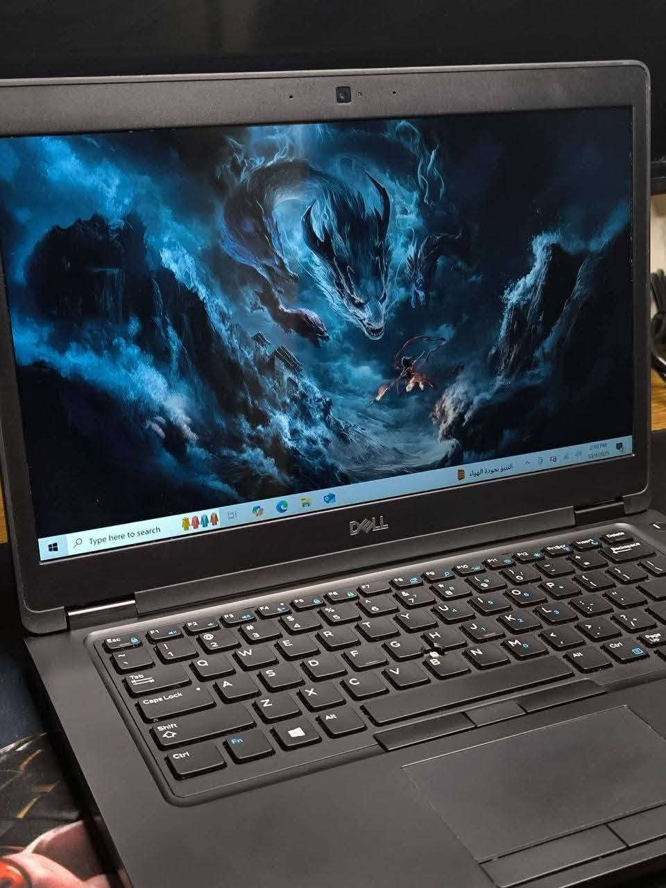 💻 لابتوب Dell Latitude 5490
🔹 المواصفات

معالج ‎Intel Core i5 (الجيل السابع – فئة U) — أداء ممتاز للكثير من المهام.

ذاكرة ‎8 GB DDR4‎ (قابلة للتطوير).

تخزين ‎256 GB SSD M.2‎ (قابل للتطوير) — سرعة تحميل وتشغيل عالية.

شاشة لمس ‎14″‎ بدقة عالية — جودة صورة ممتازة وتجربة استخدام سلسة.

كرت شاشة ‎Intel UHD Graphics‎ — ممتاز للتصفح والعمل المكتبي والمونتاج الخفيف.

تصميم نحيف وخفيف — مثالي للتنقل والعمل من أي مكان.

كيبورد مدعوم بستيكِر عربي / إنجليزي.

✨ مناسب لـ:
• طلاب — للدراسة، الواجبات، العروض التقديمية 🎓
• العمل المكتبي، شغل Office، بريد إلكتروني، اجتماعات عن بُعد 🗂 💻

🎁 الهدايا المجانية مع الجهاز:
حقيبة لابتوب
شاحن أصلي
ماوس + ماوس باد

🛡 الضمان والخدمات:
فحص عند الاستلام مع المندوب ✅
ضمان 7 أيام بعد الاستلام ✅

💰 السعر: 245 الف فقط
