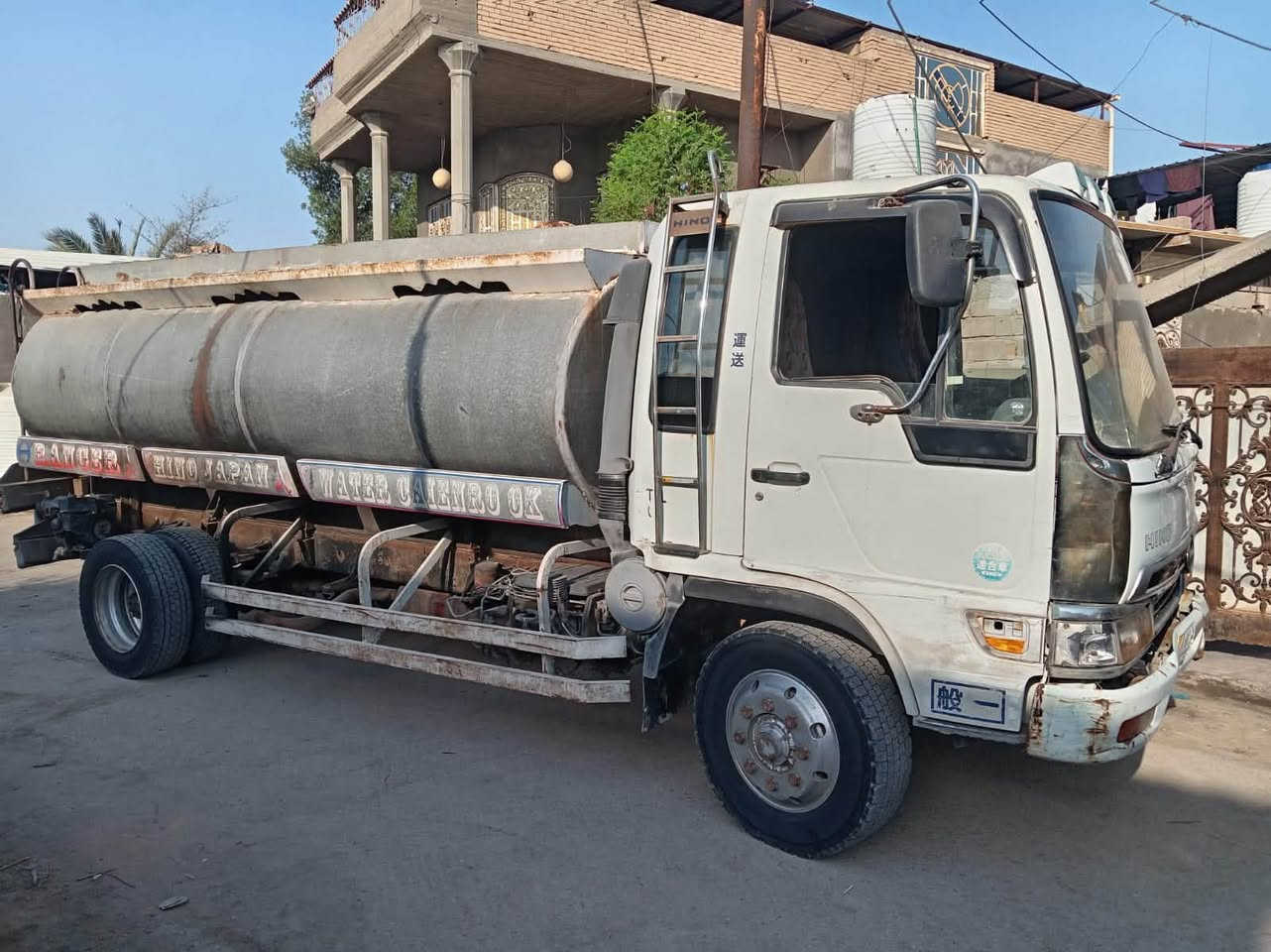 السلام عليكم /هينو موديل 2000 الحموله 9 طن
بلسنويه شاصي حمل
المحرك بيه تنقيص دهن
دبل شاصي بلاد /سايد بريك هواء 
ويل ثمانية ستدات 
السعر 145 وبيه مجال
مكلف بلنشر رقم الهاتف ***********     //***********
