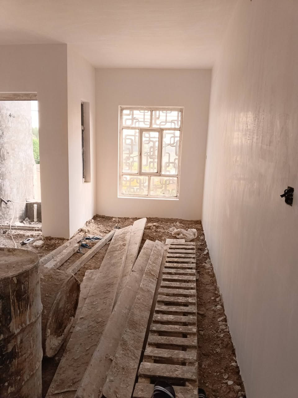 السلام عليكم خلفه جص وبورك شغل نضيف تشميع داخلي خارجي تصفير حمامات ومطابخ متواجد كادر حسب كميه العمل داخل بغداد العمل *********** والي يحب يشوف الشغل بعينه بالخدمه
