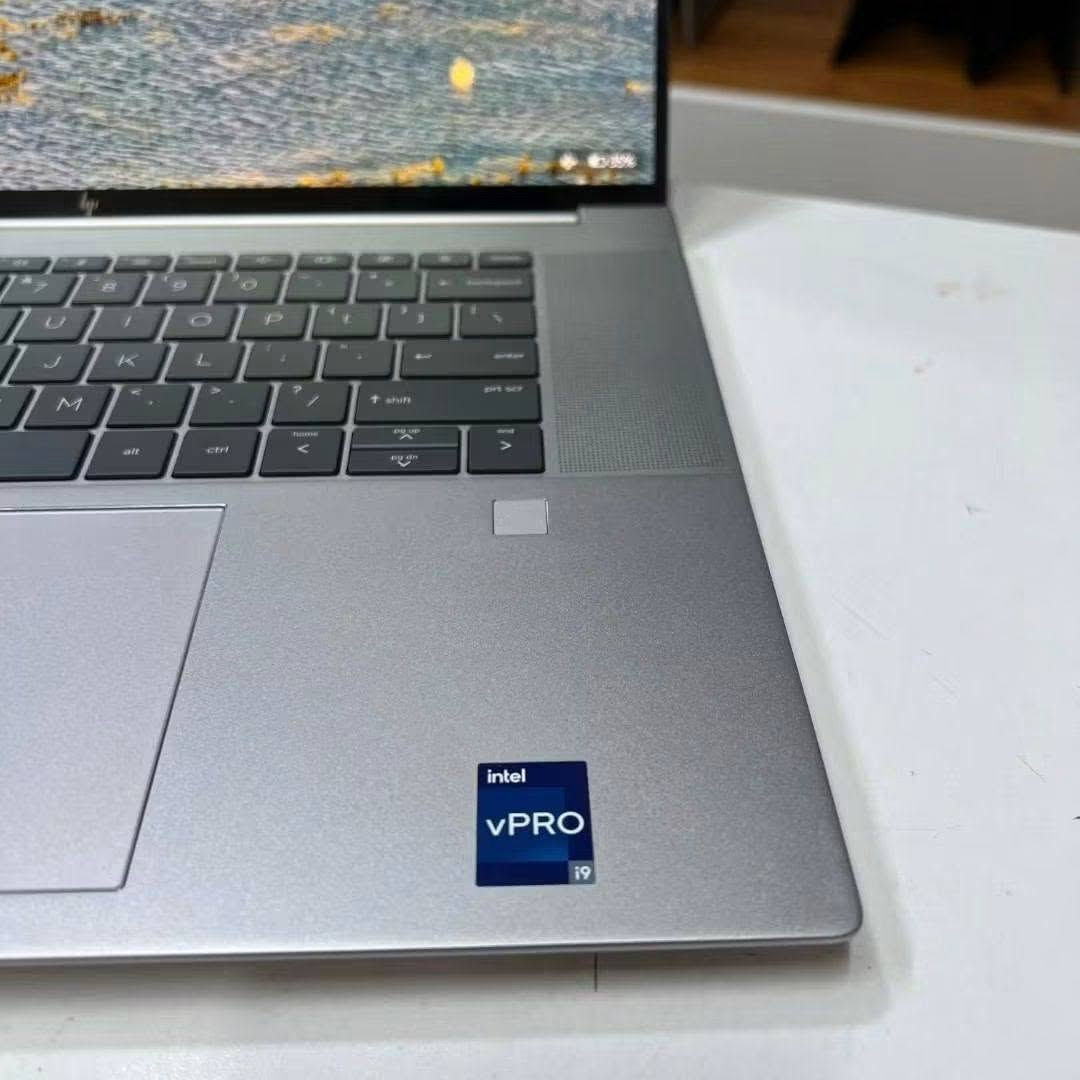 الكمية محدودة
ZBook Studio G10 Workstation العملاق والمصمم خصيصاً للمهندسين، المصممين، وصنّاع المحتوى المحترفين. 💻✨
🚀 المواصفات الخارقة للجهاز:
ملاحظة /  ممكن زيادة الرام الى 32 مع زيادة 300 الف دينار عالسعر. 
المعالج: Intel Core i9 13900H
(الجيل الثالث عشر الخارق) لأداء لا يعرف التوقف.

كرت الشاشة: NVIDIA RTX A1000 6GB Graphics الاحترافي المخصص لأقوى برامج الرندرة، المونتاج، والجرافيكس الثقيل.

الذاكرة (RAM):  16GB RAM DDR5 5600 MHZ
تضمن لك سلاسة تامة في التنقل بين البرامج المعقدة.

التخزين: 512GB SSD فائق السرعة لفتح النظام والملفات في ثوانٍ.

الشاشة: شاشة خيالية بدقة 4K زجاجية وتدعم اللمس (4K Glass Touch Display) لألوان فائقة الدقة ووضوح مبهر.
بصمة اصبع للأمان .
💎 حالة الجهاز:

ممتازة جداً (Excellent A++) بحالة الوكالة ونظيف تماماً.

🎯 الاستخدامات المثالية:
الهندسة، التصميم الثلاثي الأبعاد (3D)، المونتاج الاحترافي، والبرمجة.
السعر 
*********** 
***********

. 💻✨

ZBook Studio G10 Workstation العملاق والمصمم خصيصاً للمهندسين، المصممين، وصنّاع المحتوى المحترفين. 💻✨

نص مكتوب في الصور:
- XDA