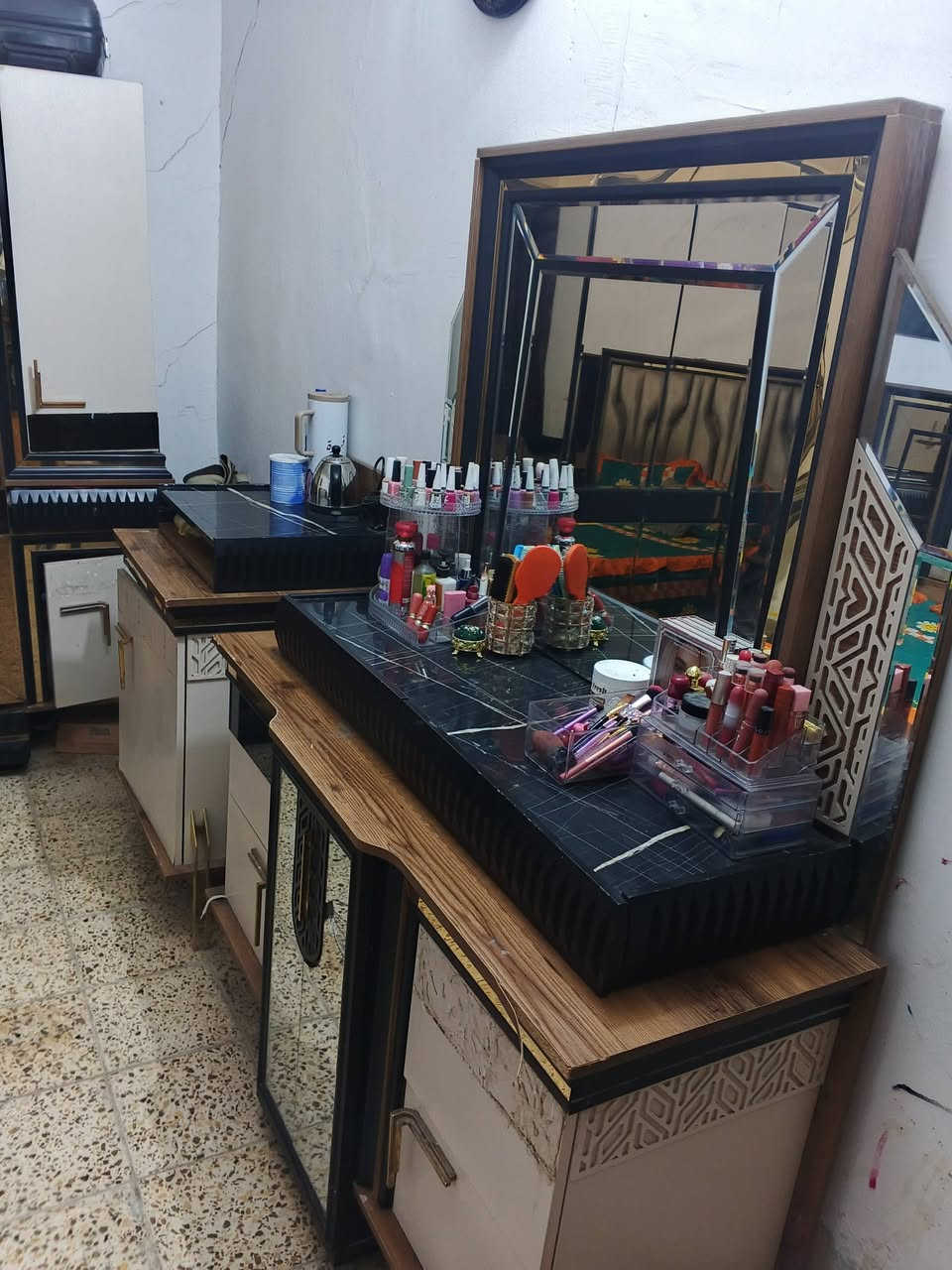 السلام عليكم غرفه 9 قطع بيها اضرار مثل مابين بلصورة سعرها 450 بيها مجال بسيط مكاني البلديات المعسكر ***********
