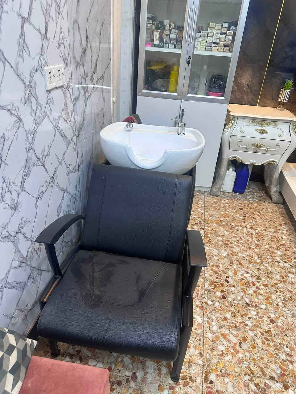 صالون نسائي لبيع تواصل ***********
