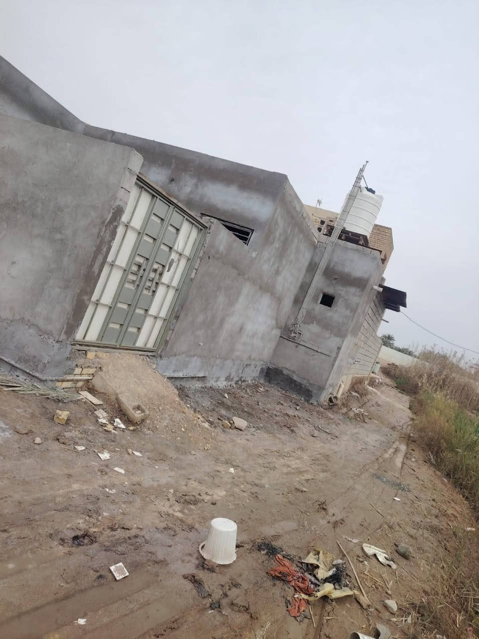سلام عليكم نصف دونم للبيع يحتوي على بيت كبير مساحه 300 + مشتمل مساحه 100 
العنوان خلف حي الفنانين 
للاستفسار ***********
